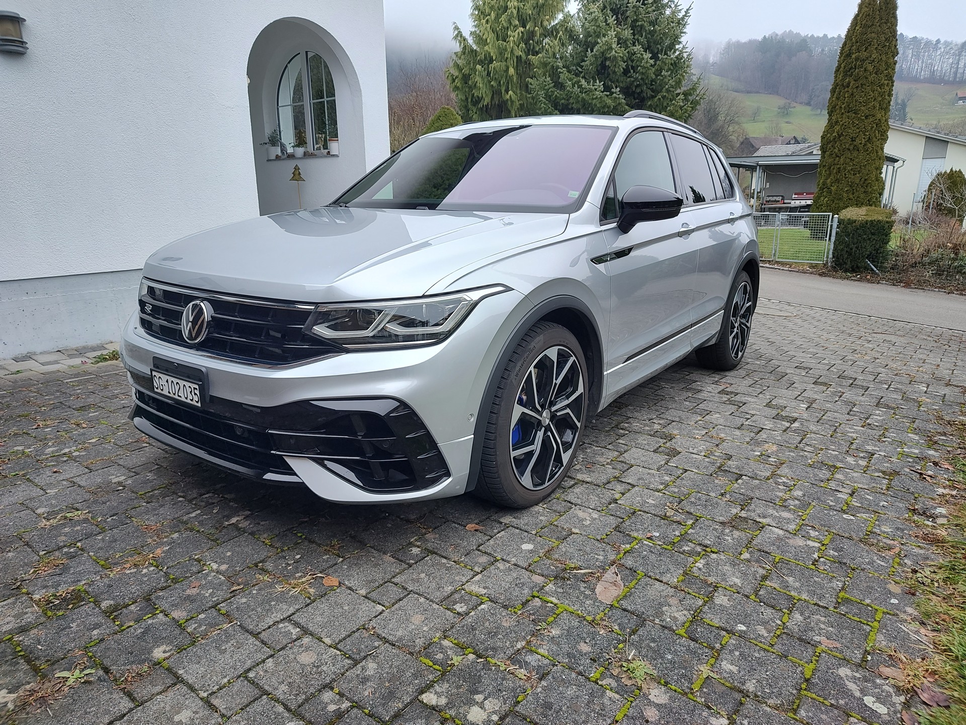 VW Tiguan 2.0TSI R 4Motion DSG-image-2