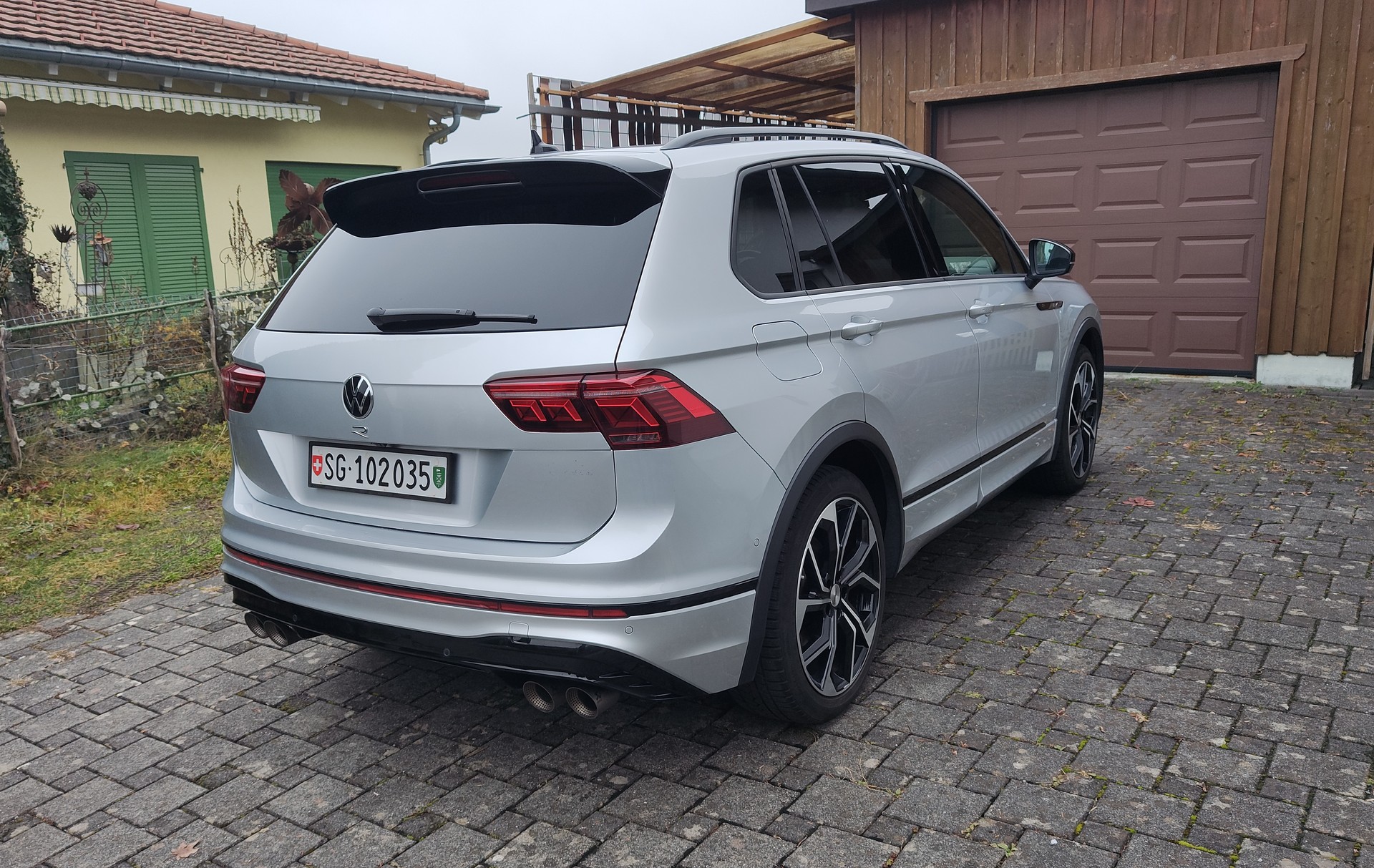 VW Tiguan 2.0TSI R 4Motion DSG-image-3