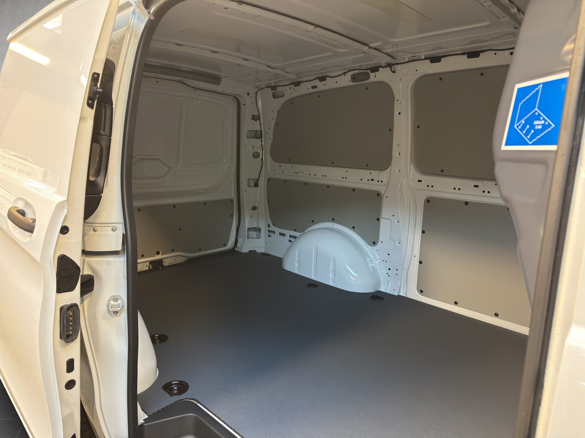 MERCEDES-BENZ eVito Kasten 60kWh Lang-image-6