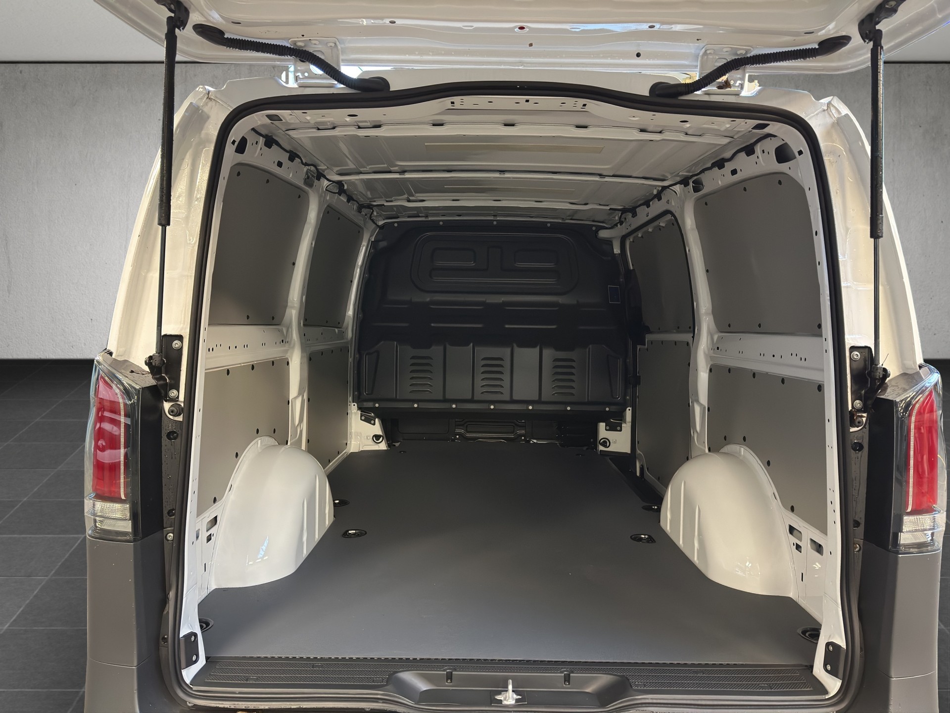 MERCEDES-BENZ eVito Kasten 60kWh Lang-image-7