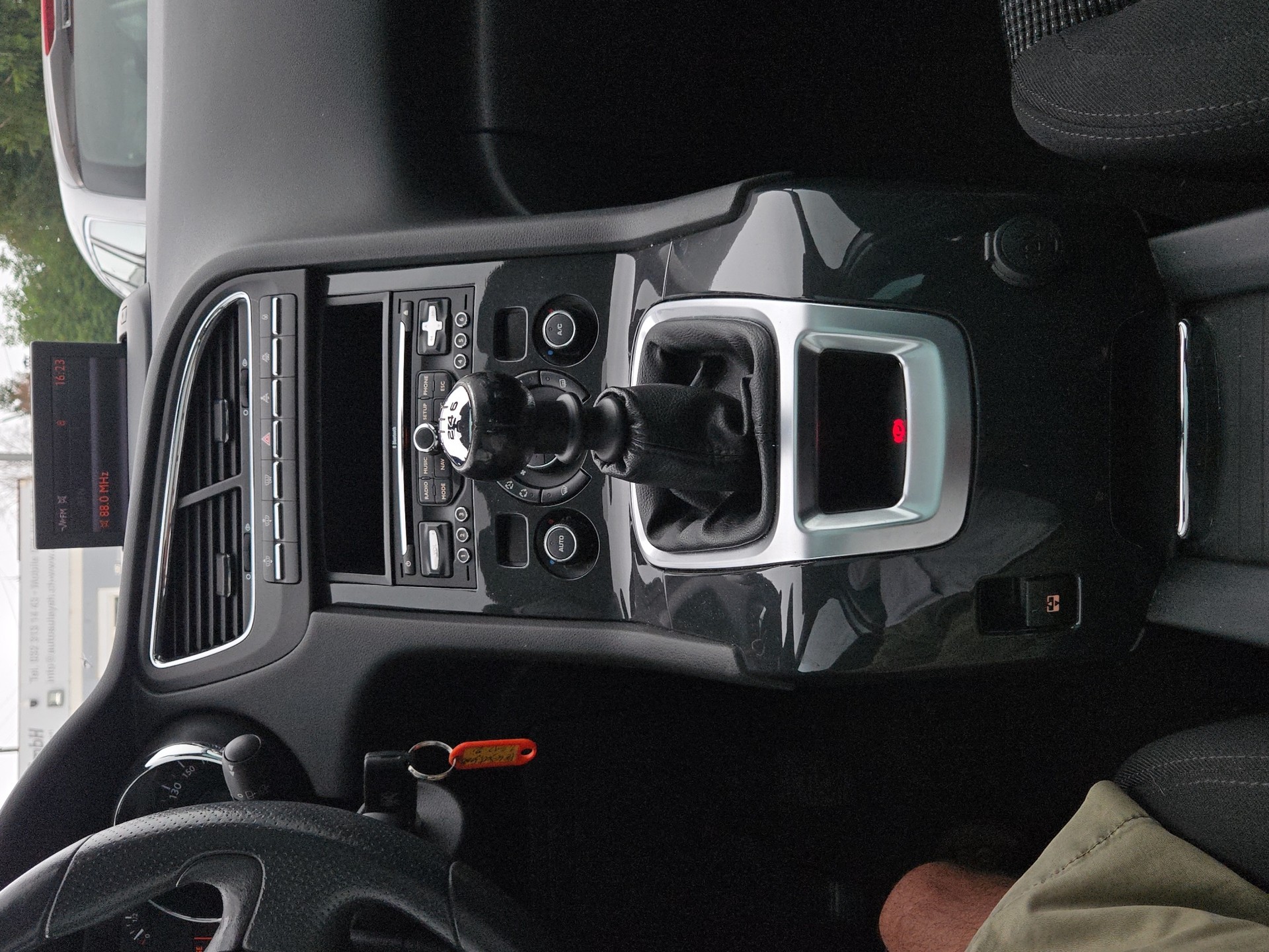 PEUGEOT 5008 1.6 16V T Family-image-2