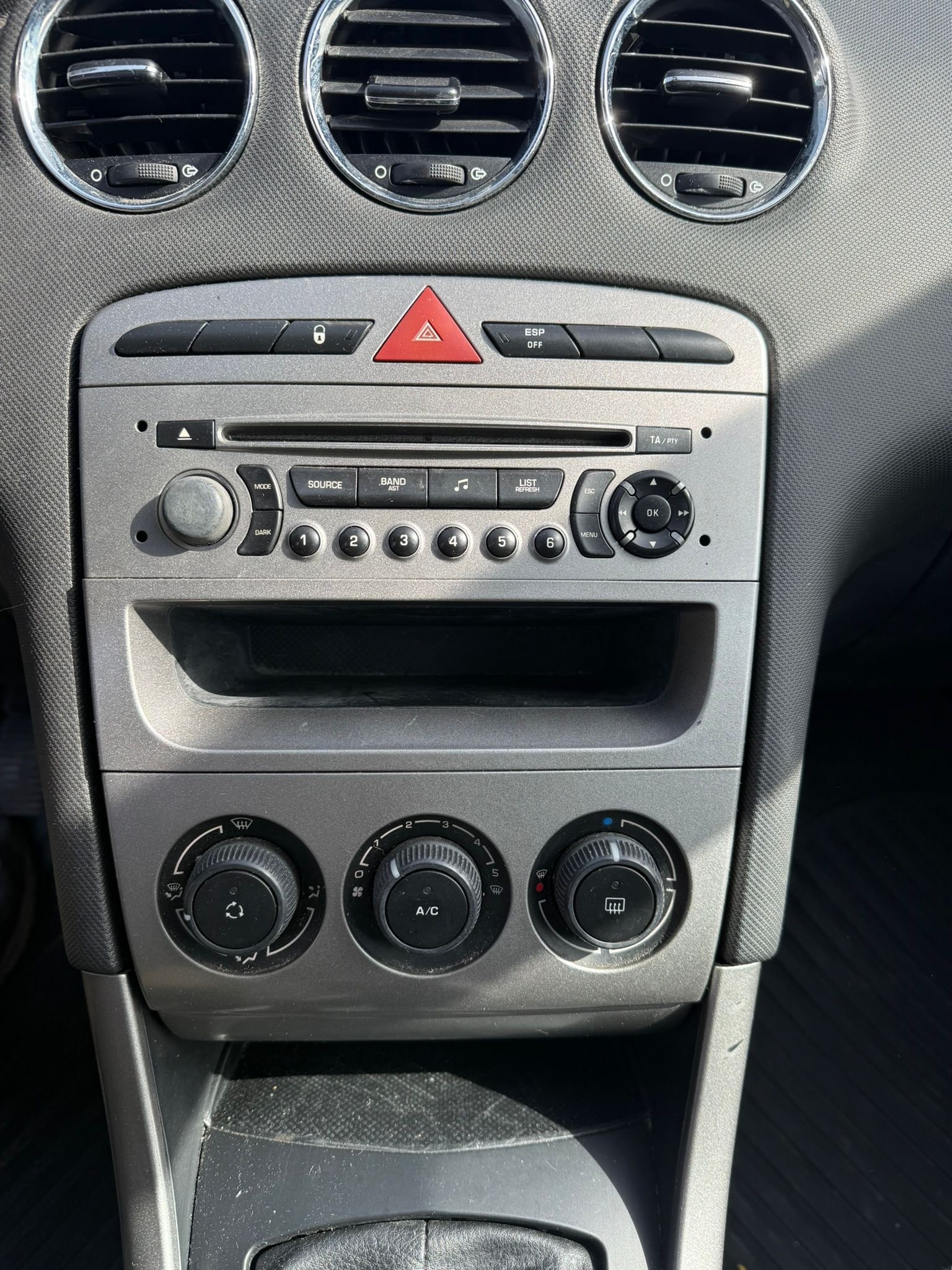 PEUGEOT 308 SW 1.6 HDI Trendy-image-12