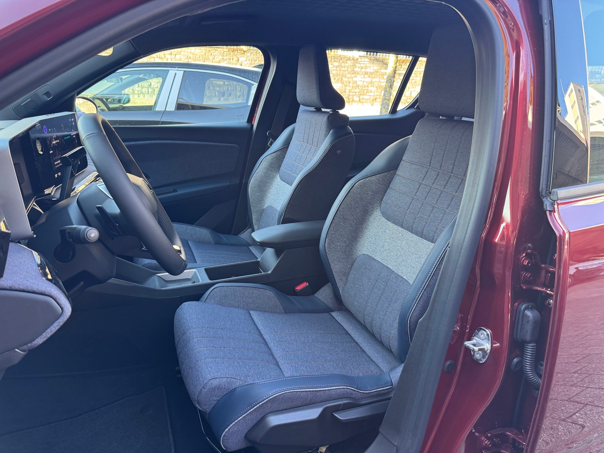 RENAULT R4 E-Tech Comfort Range 52 kWh Techno-image-13