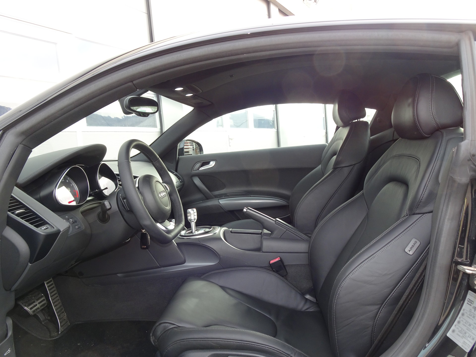 AUDI R8 Coupé 4.2-image-5
