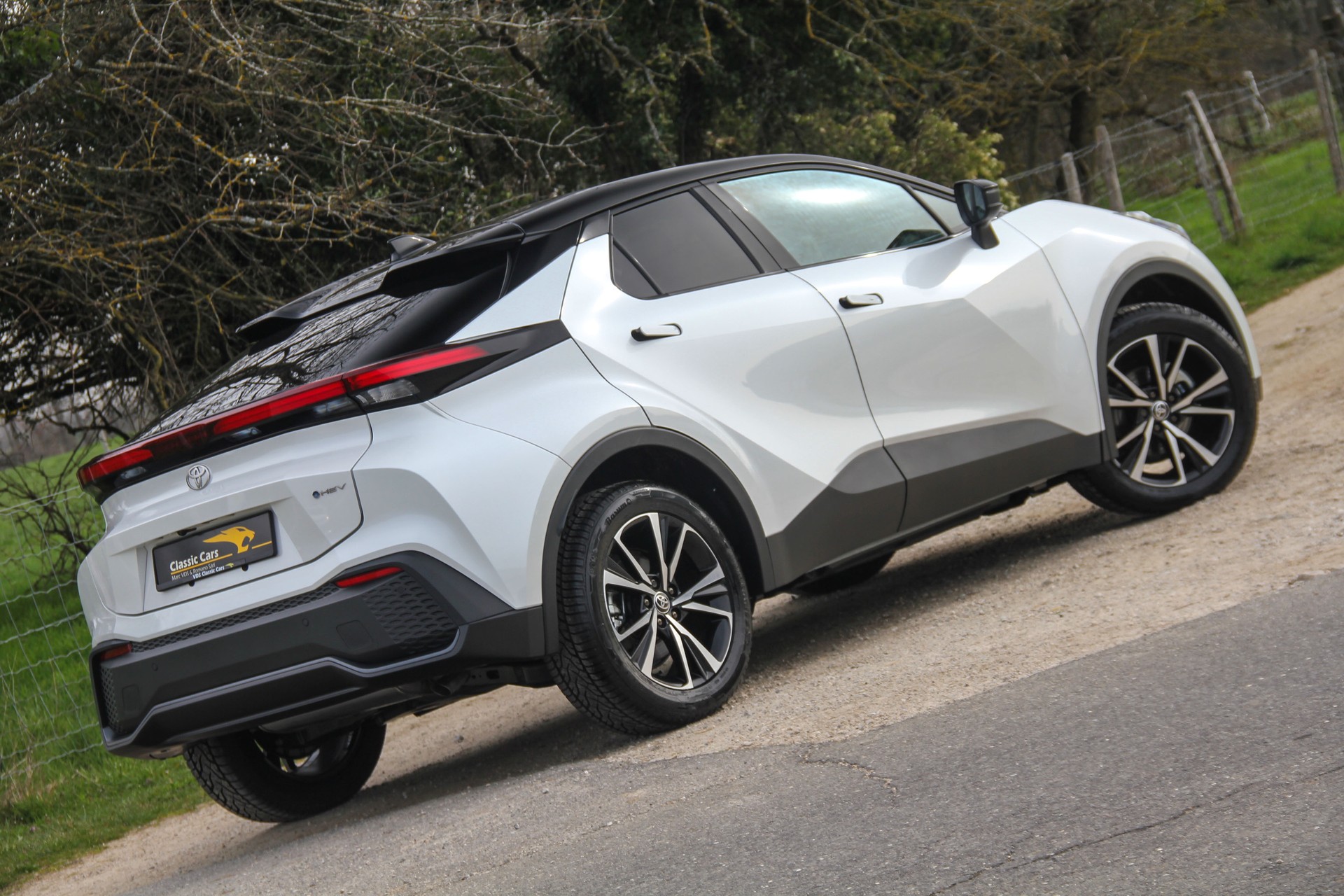 TOYOTA C-HR 2.0 HSD CVT Trend Team Player 🇯🇵 ⭐⭐⭐⭐⭐-showroom-element-1