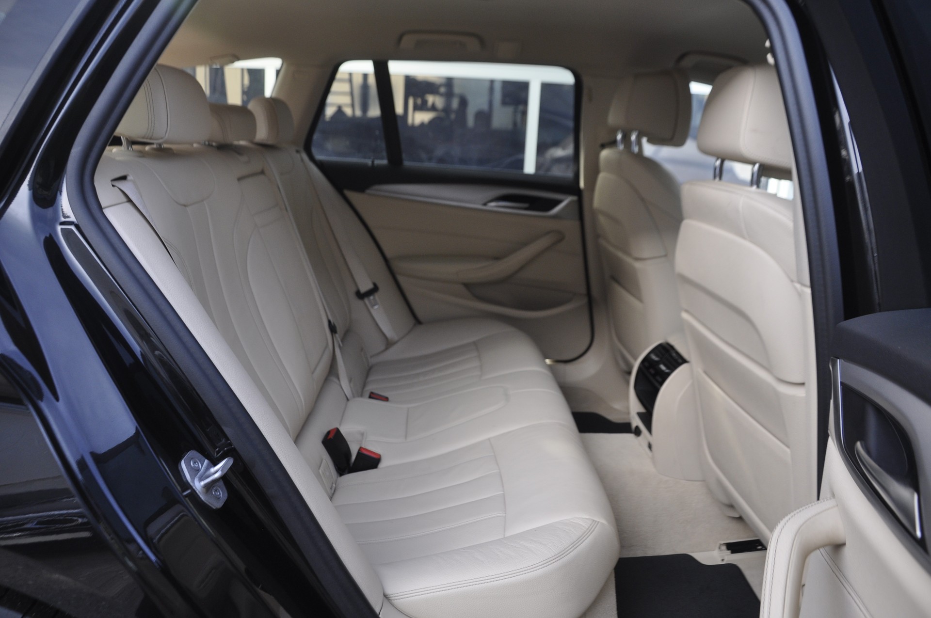 BMW 520d xDrive Touring Steptronic I Standheizung-image-8
