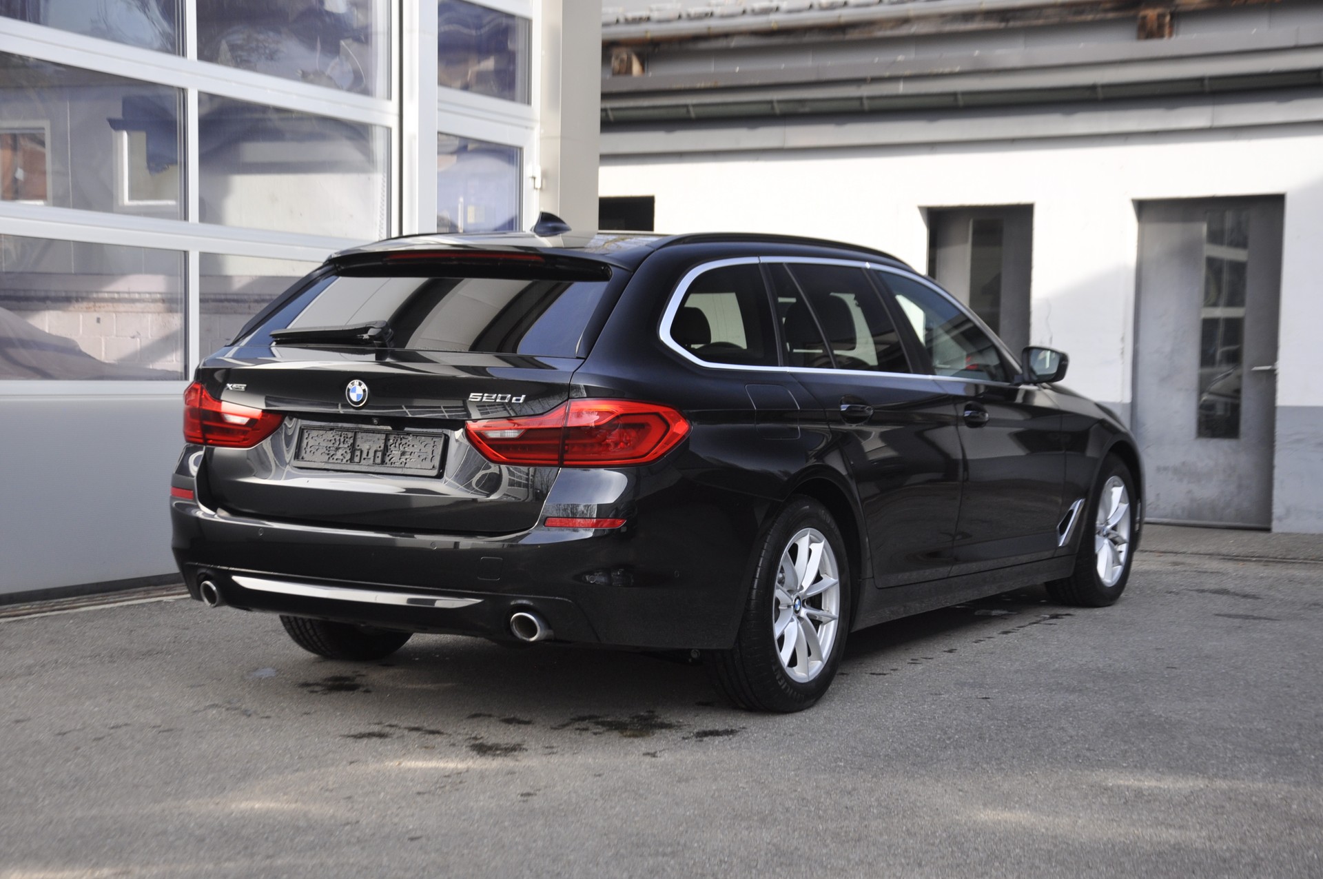 BMW 520d xDrive Touring Steptronic I Standheizung-image-2