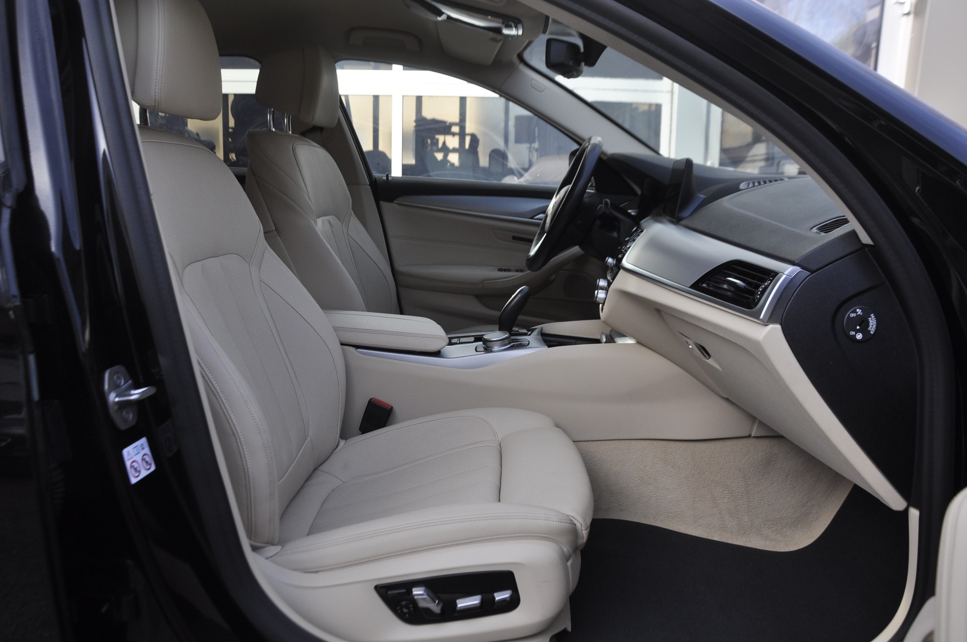 BMW 520d xDrive Touring Steptronic I Standheizung-image-6