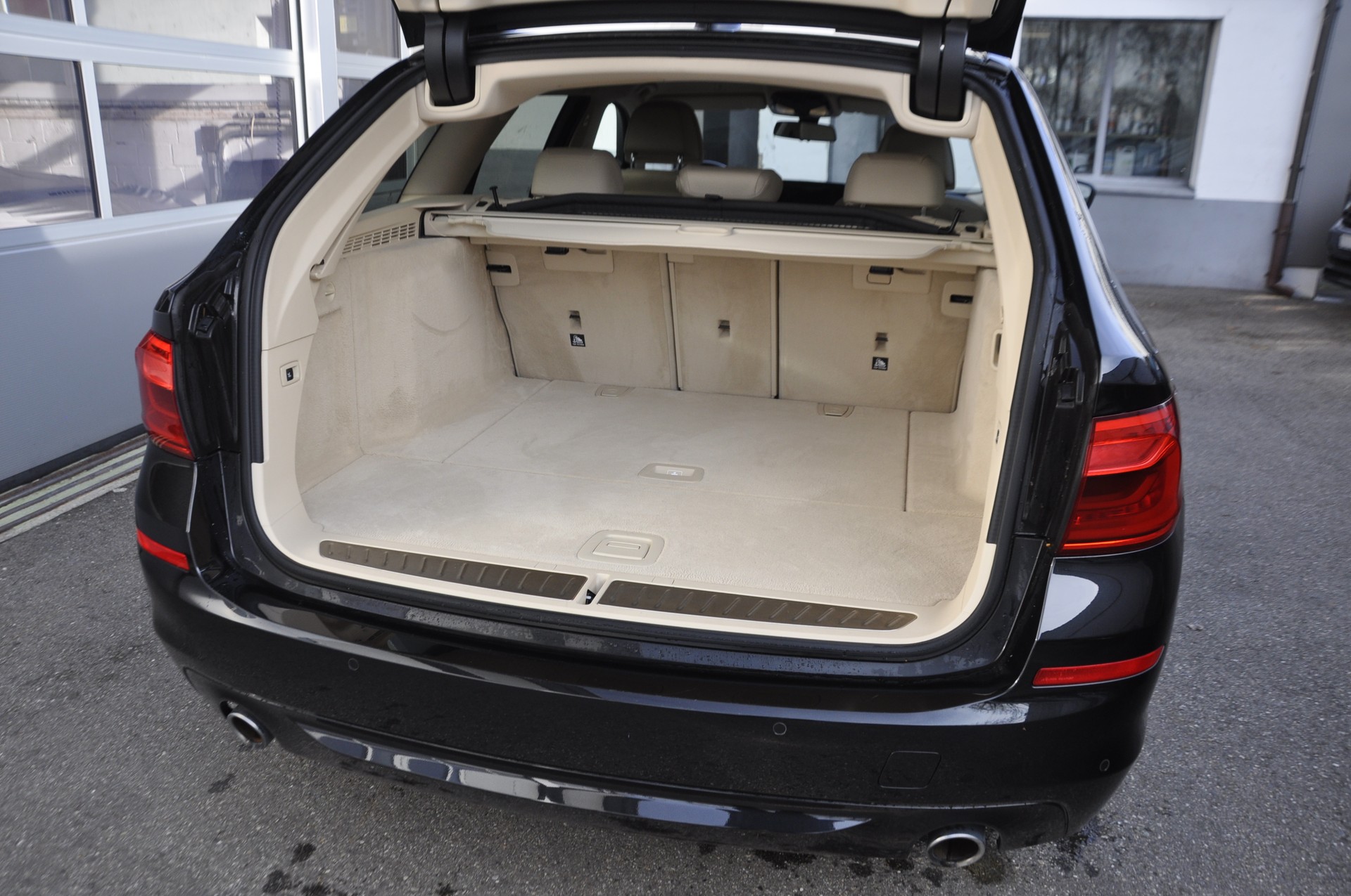 BMW 520d xDrive Touring Steptronic I Standheizung-image-14