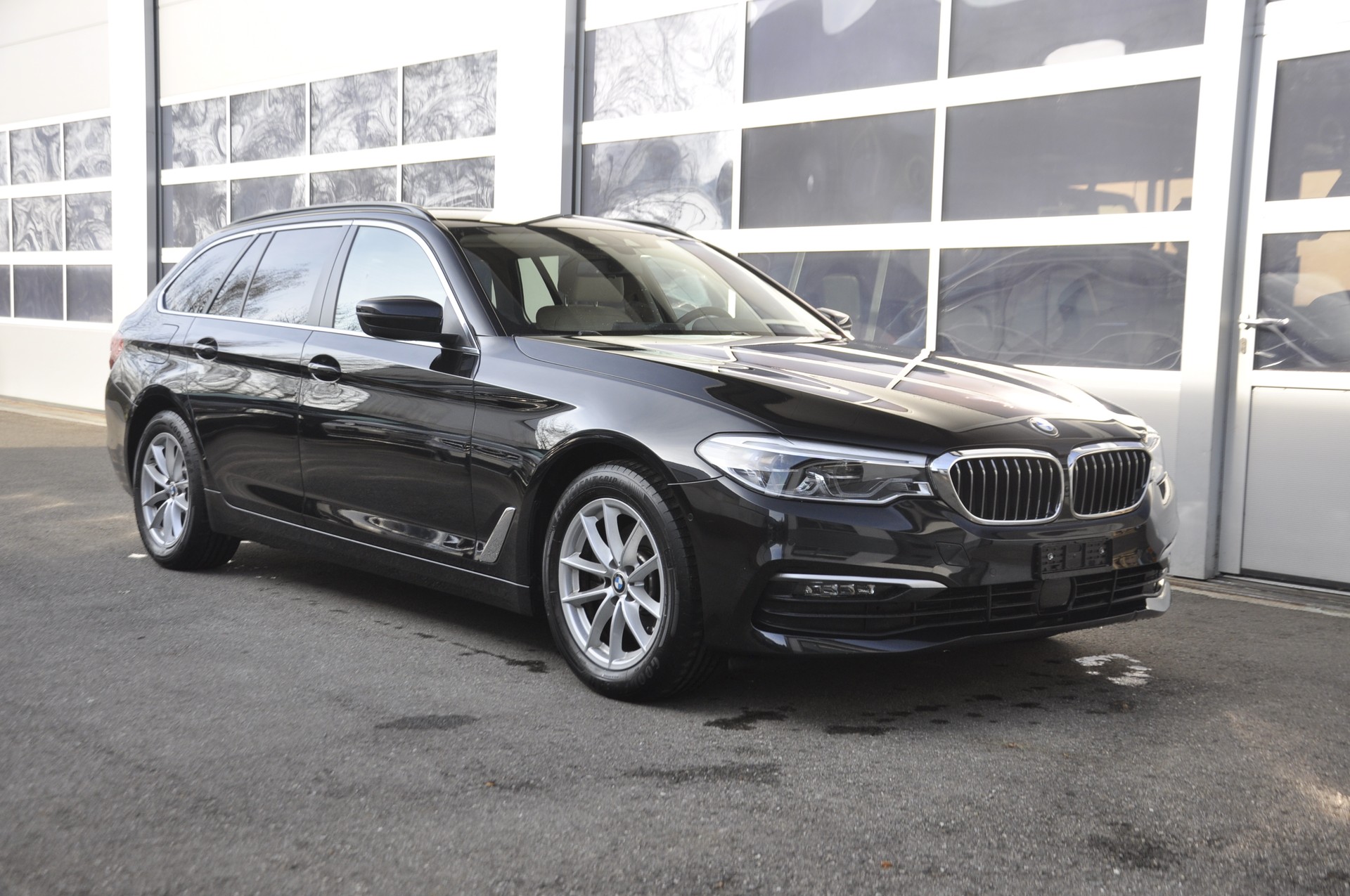 BMW 520d xDrive Touring Steptronic I Standheizung-image-0