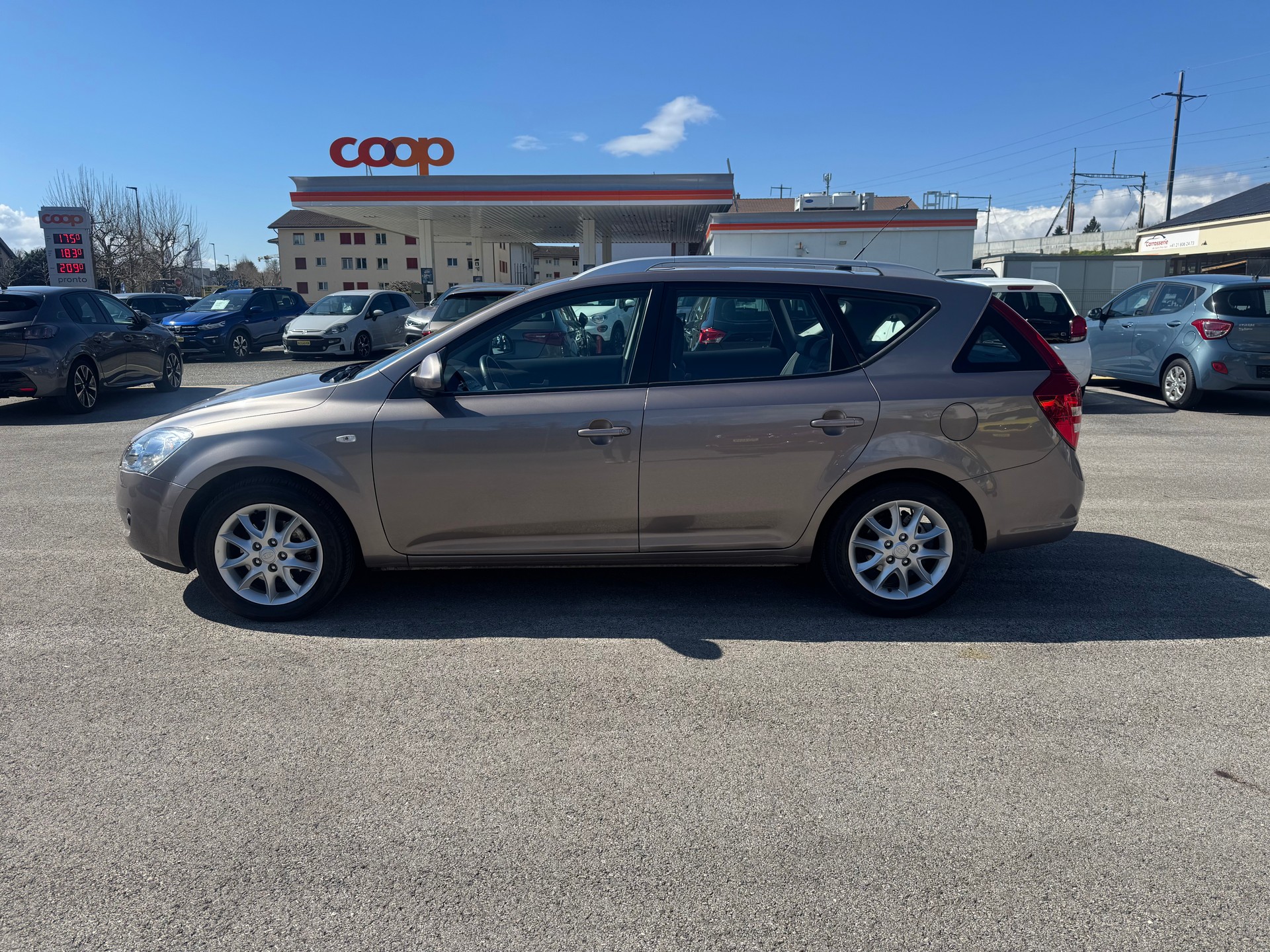 KIA Cee'd Sporty Wagon 1.6 16V Style Automatic-image-2