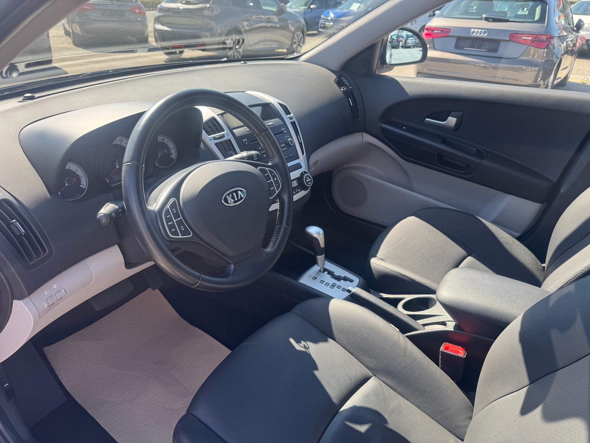 KIA Cee'd Sporty Wagon 1.6 16V Style Automatic-image-14