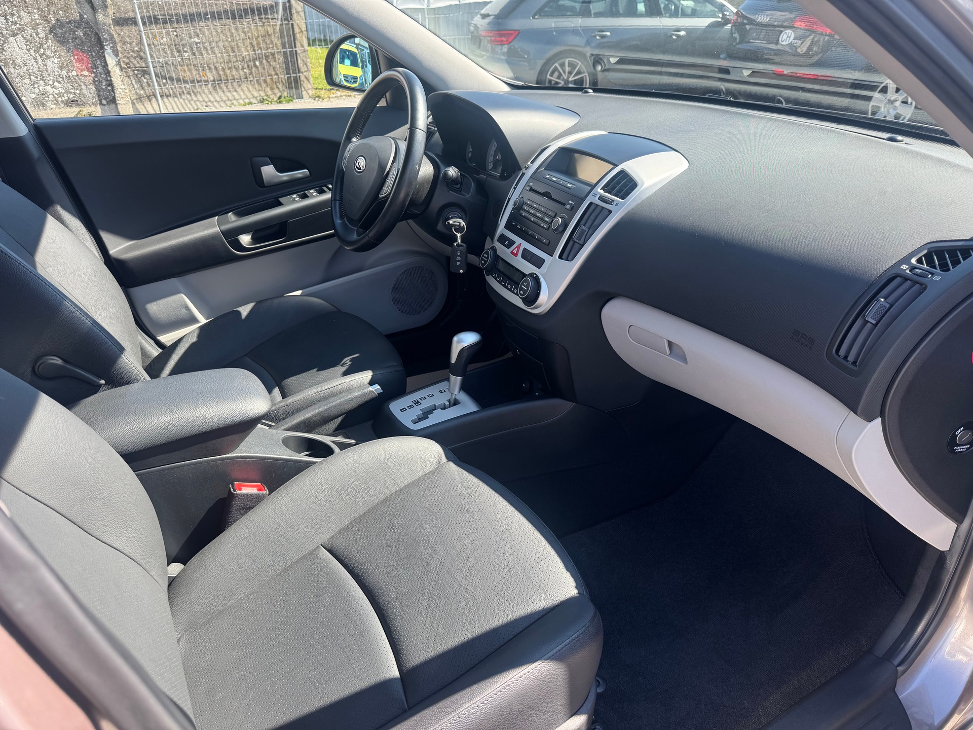 KIA Cee'd Sporty Wagon 1.6 16V Style Automatic-image-8