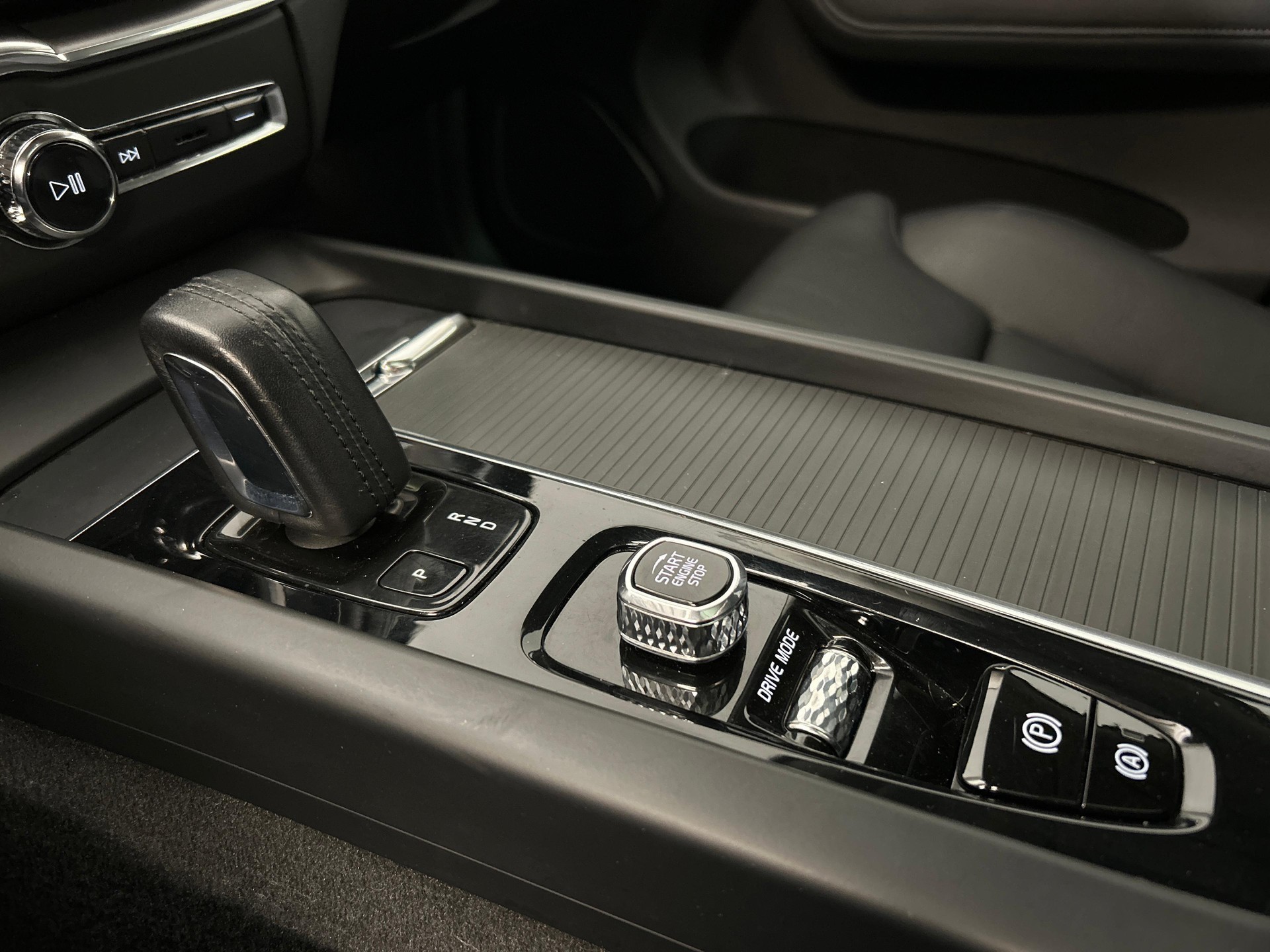 VOLVO XC60 2.0 T6 TE R-Design Expre. eAWD-image-15