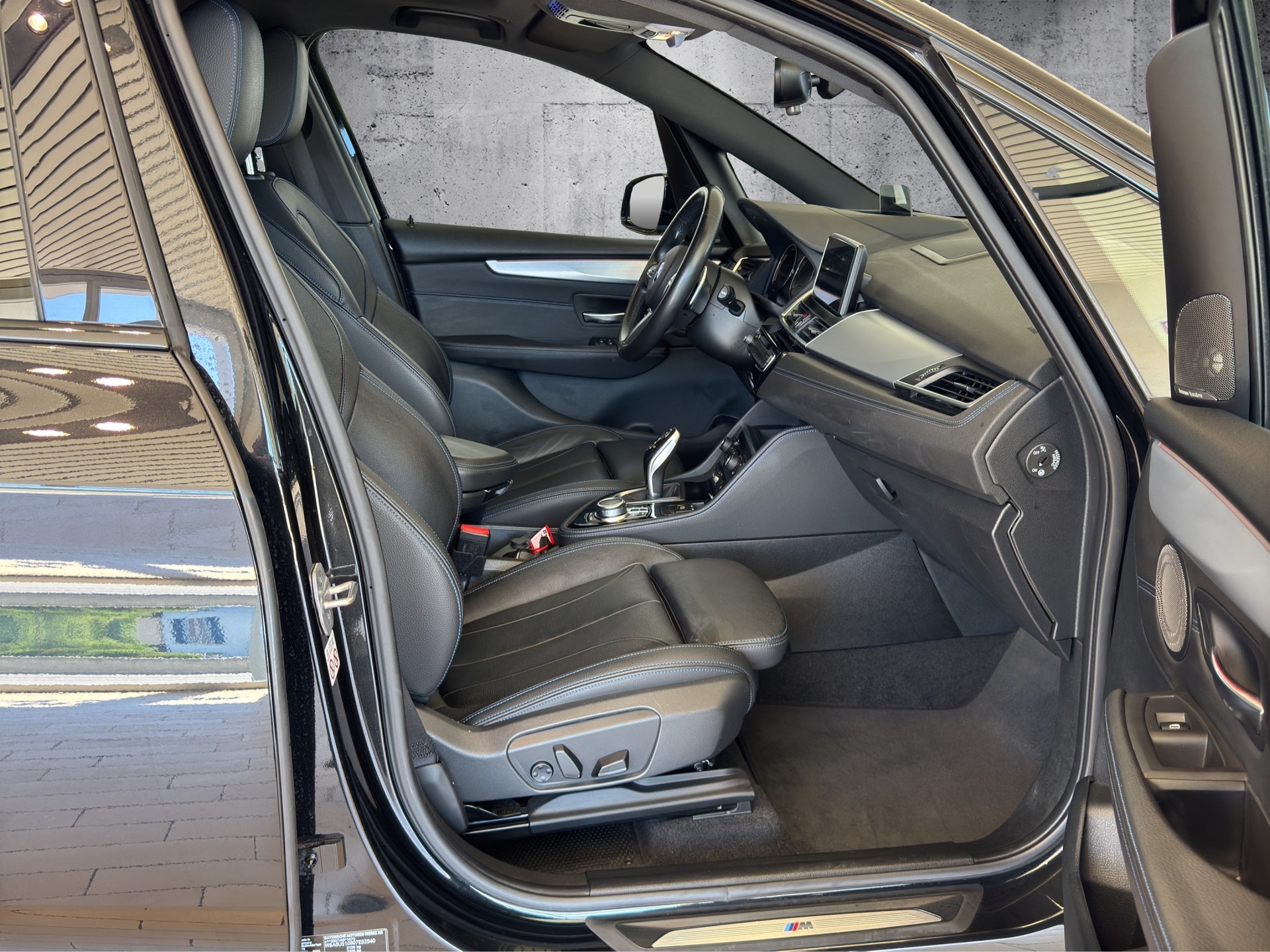 BMW 220d xDrive Active Tourer Steptronic M Sport-image-6