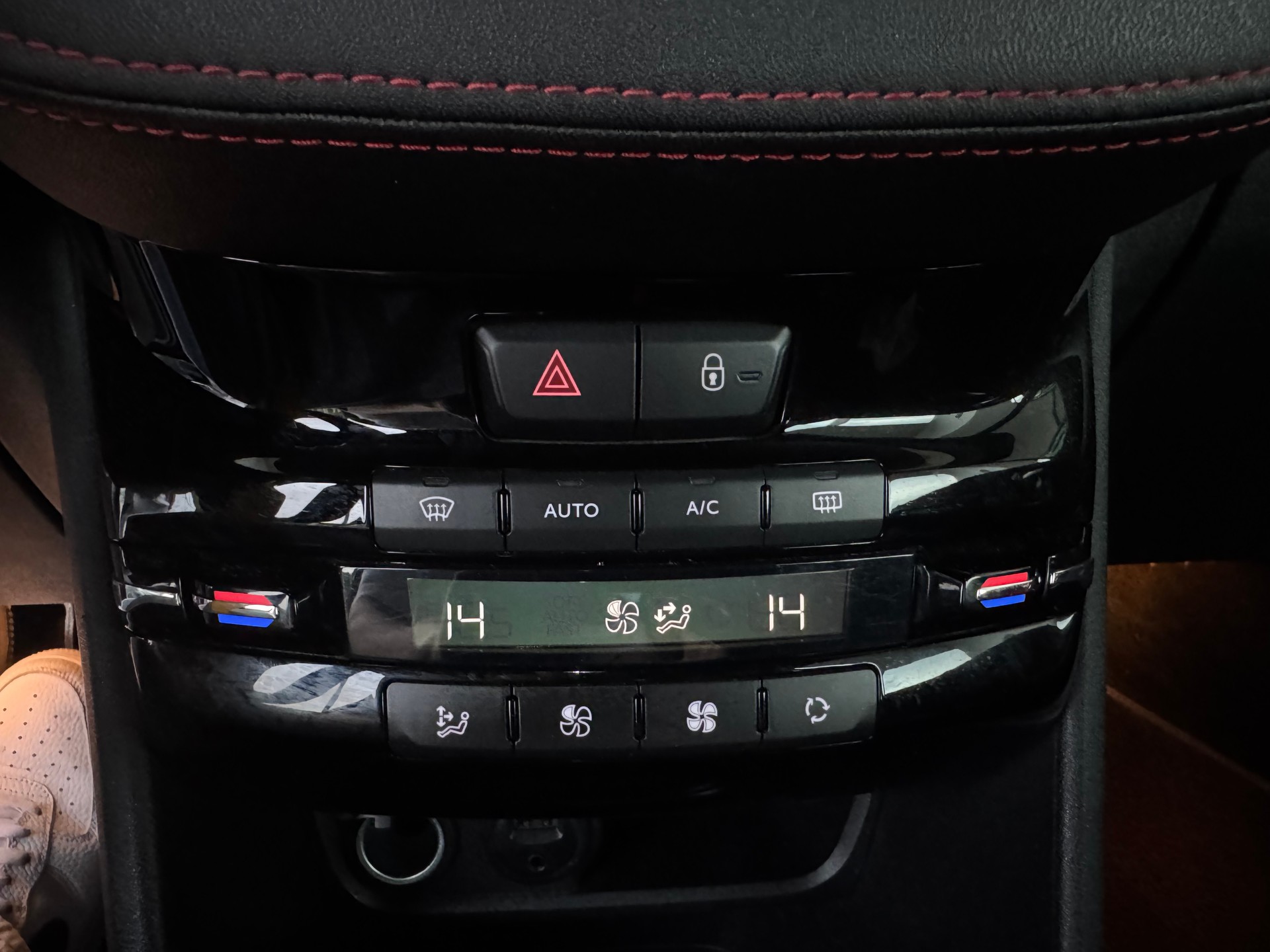 PEUGEOT 208 1.6 Turbo GTi-image-17