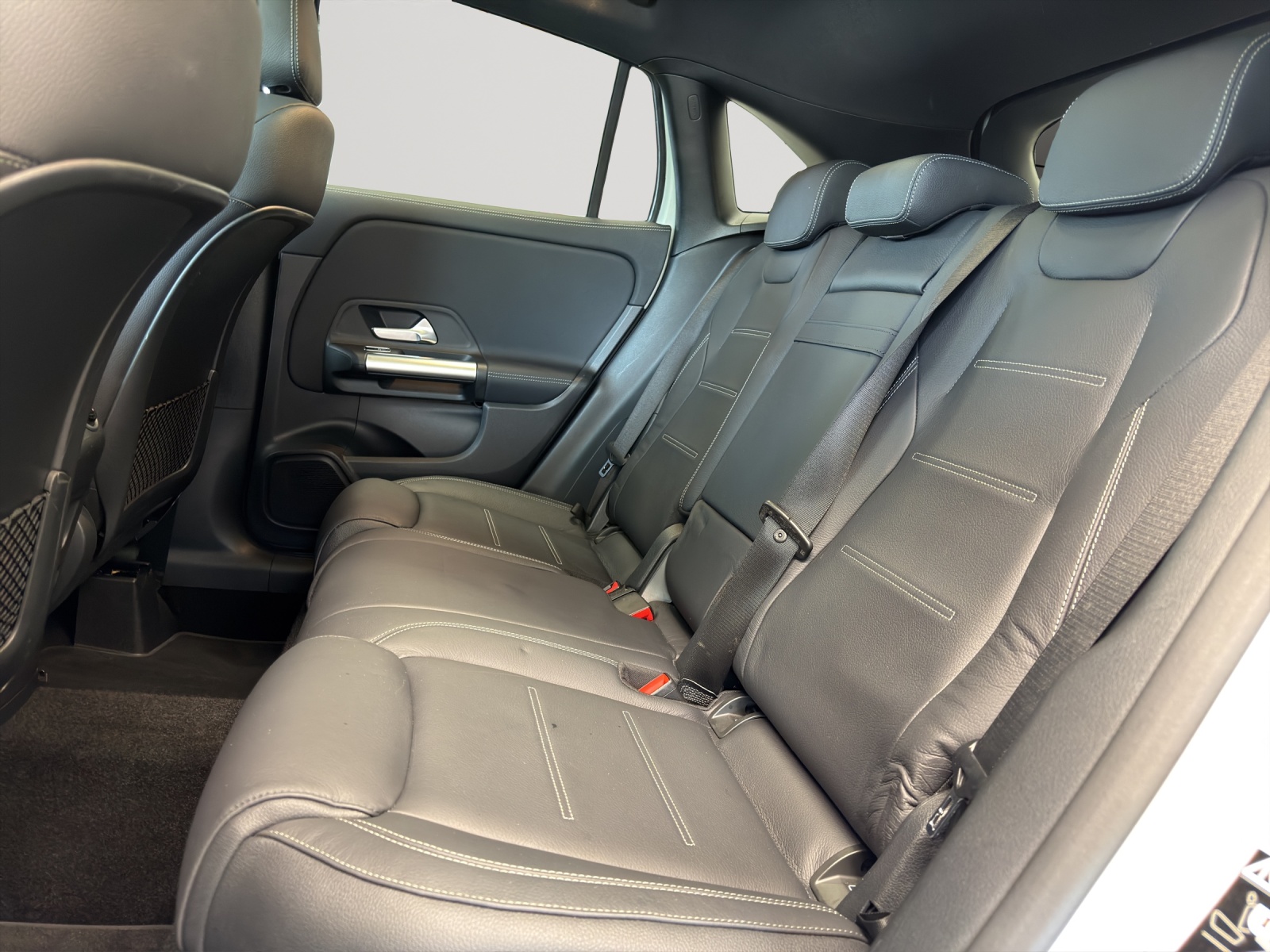 MERCEDES-BENZ GLA 250e AMG Line 8G-DCT-image-11