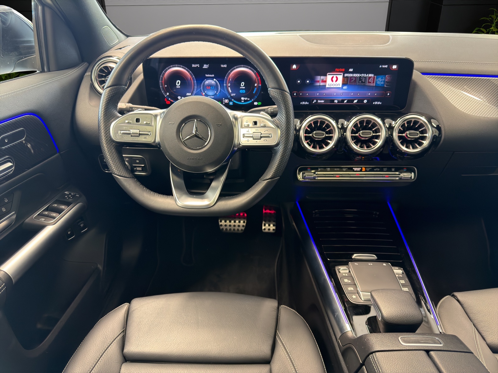 MERCEDES-BENZ GLA 250e AMG Line 8G-DCT-image-7