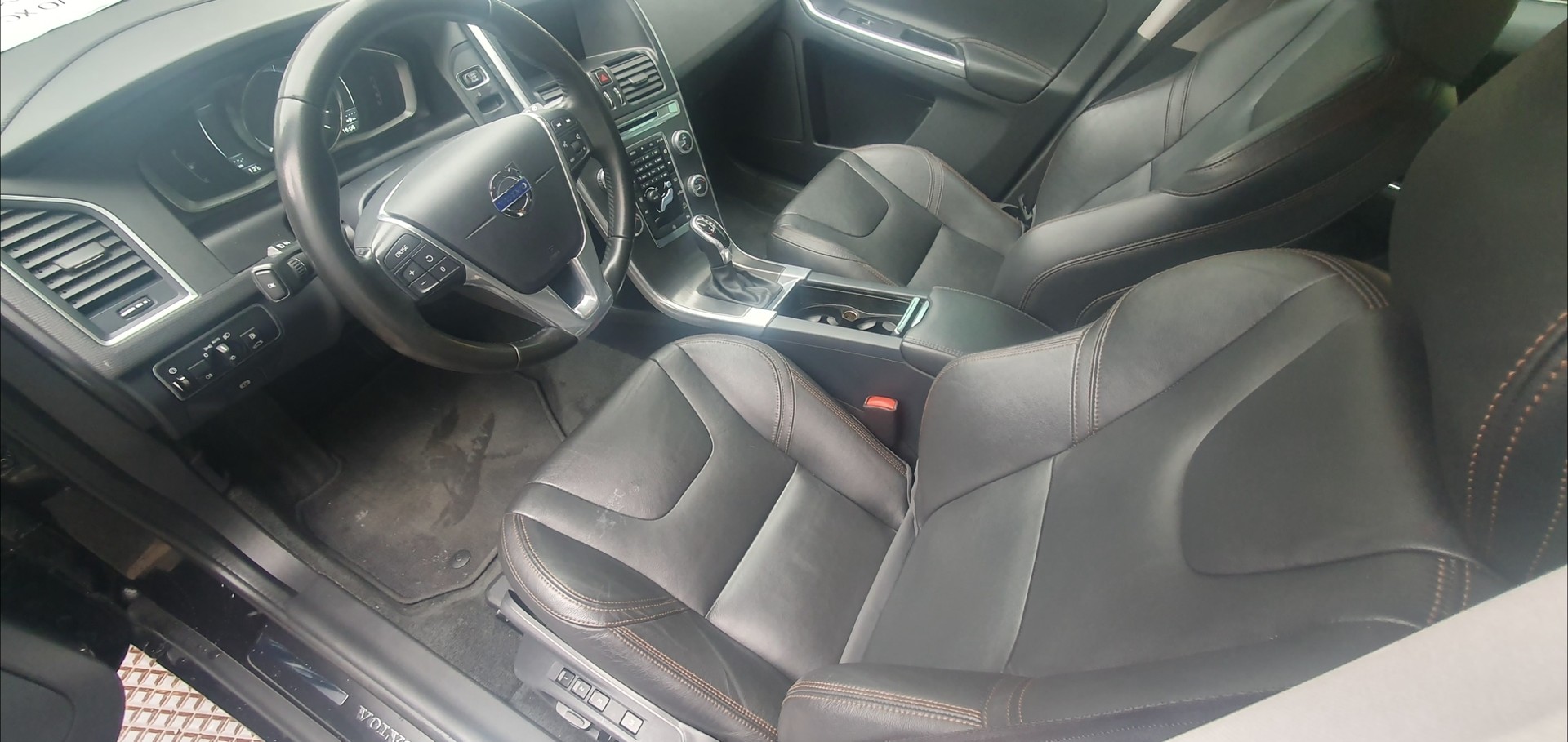 VOLVO XC60 2.4 turbo Diesel-image-9