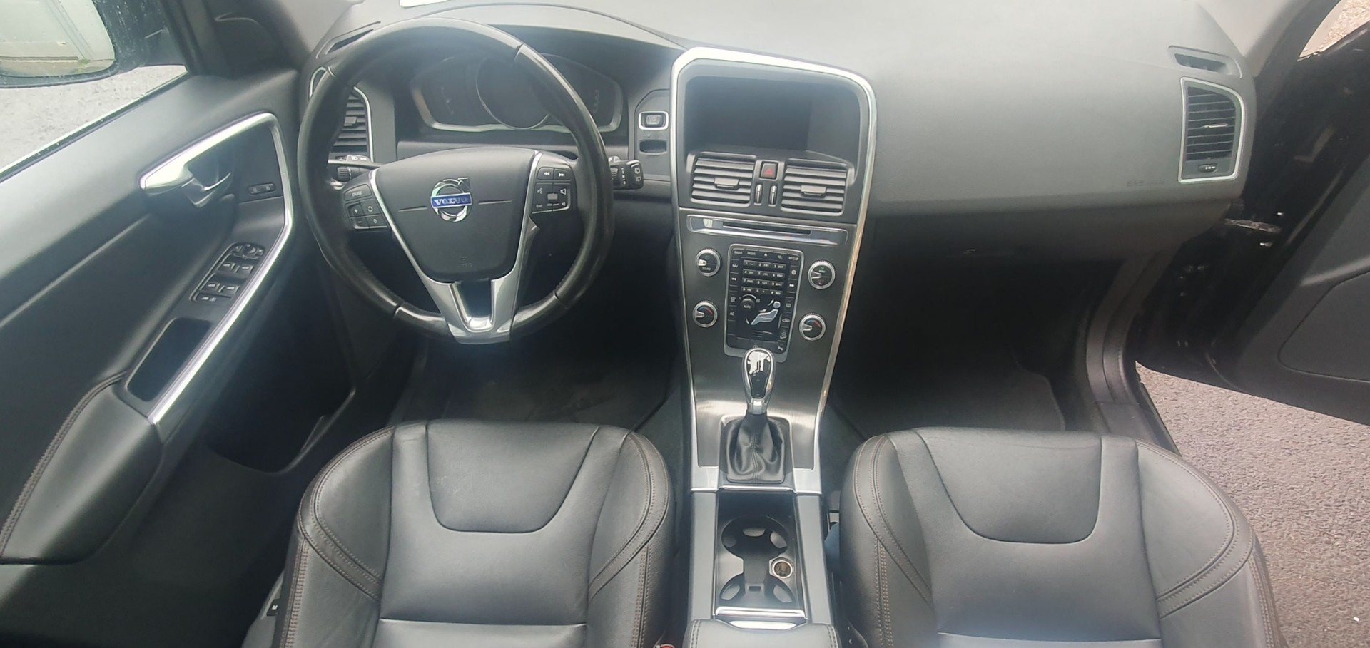 VOLVO XC60 2.4 turbo Diesel-image-14