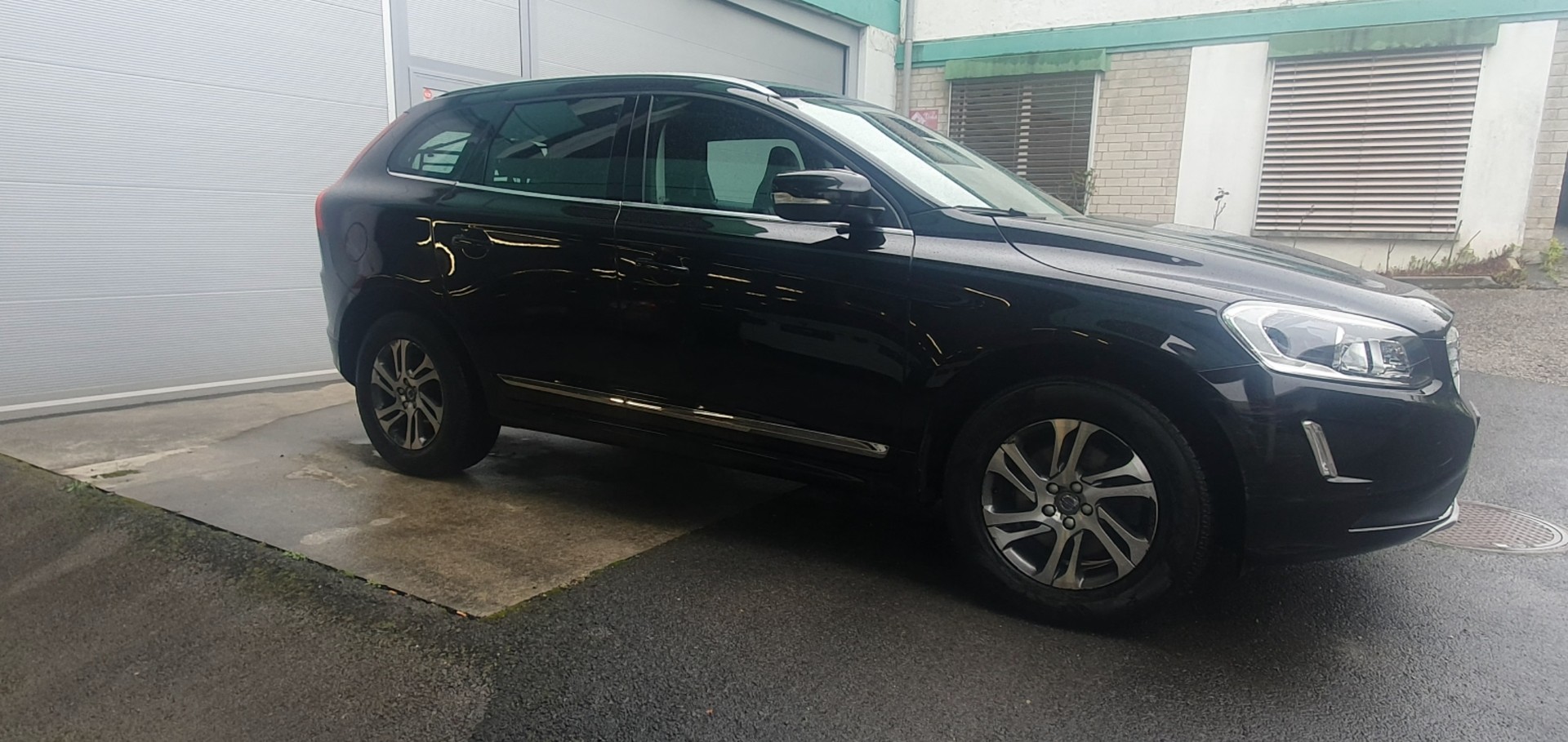 VOLVO XC60 2.4 turbo Diesel-image-2
