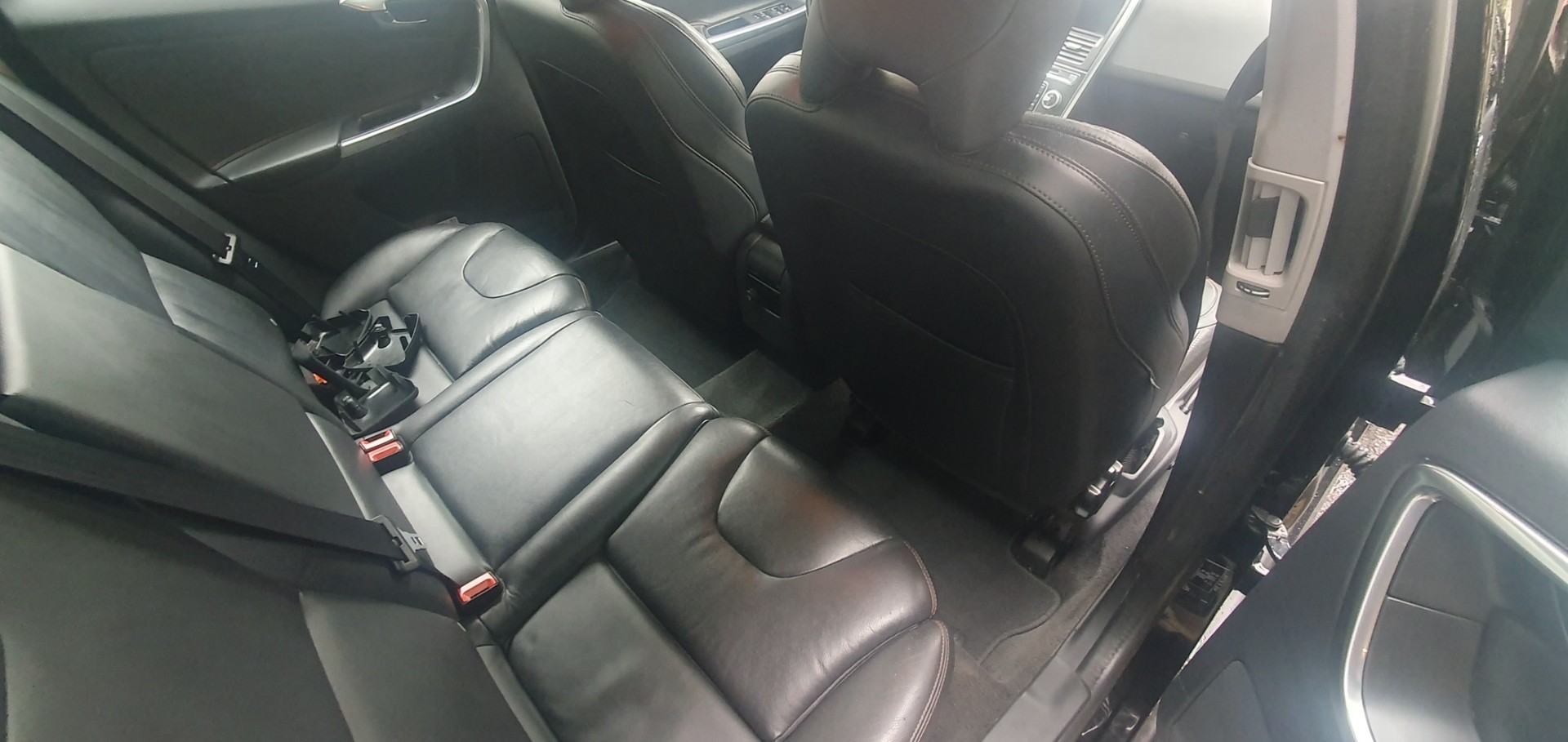 VOLVO XC60 2.4 turbo Diesel-image-11