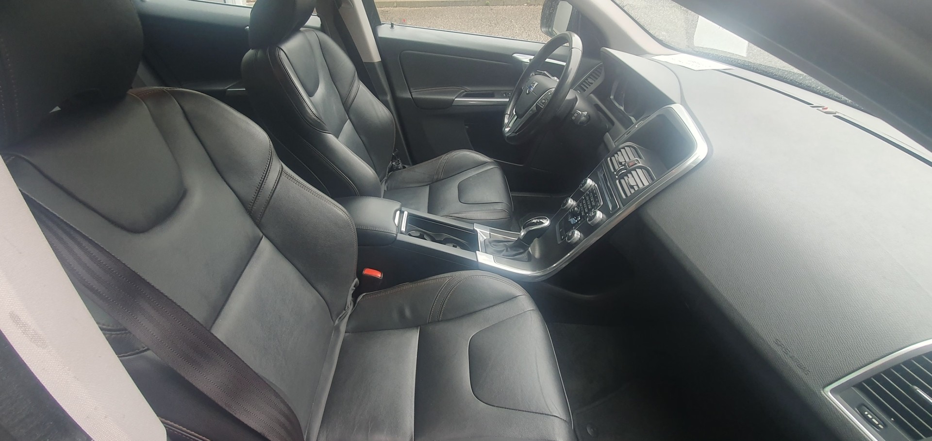 VOLVO XC60 2.4 turbo Diesel-image-15