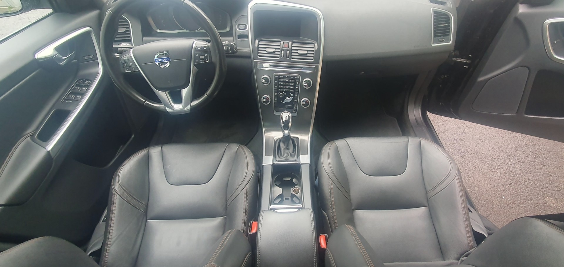 VOLVO XC60 2.4 turbo Diesel-image-13