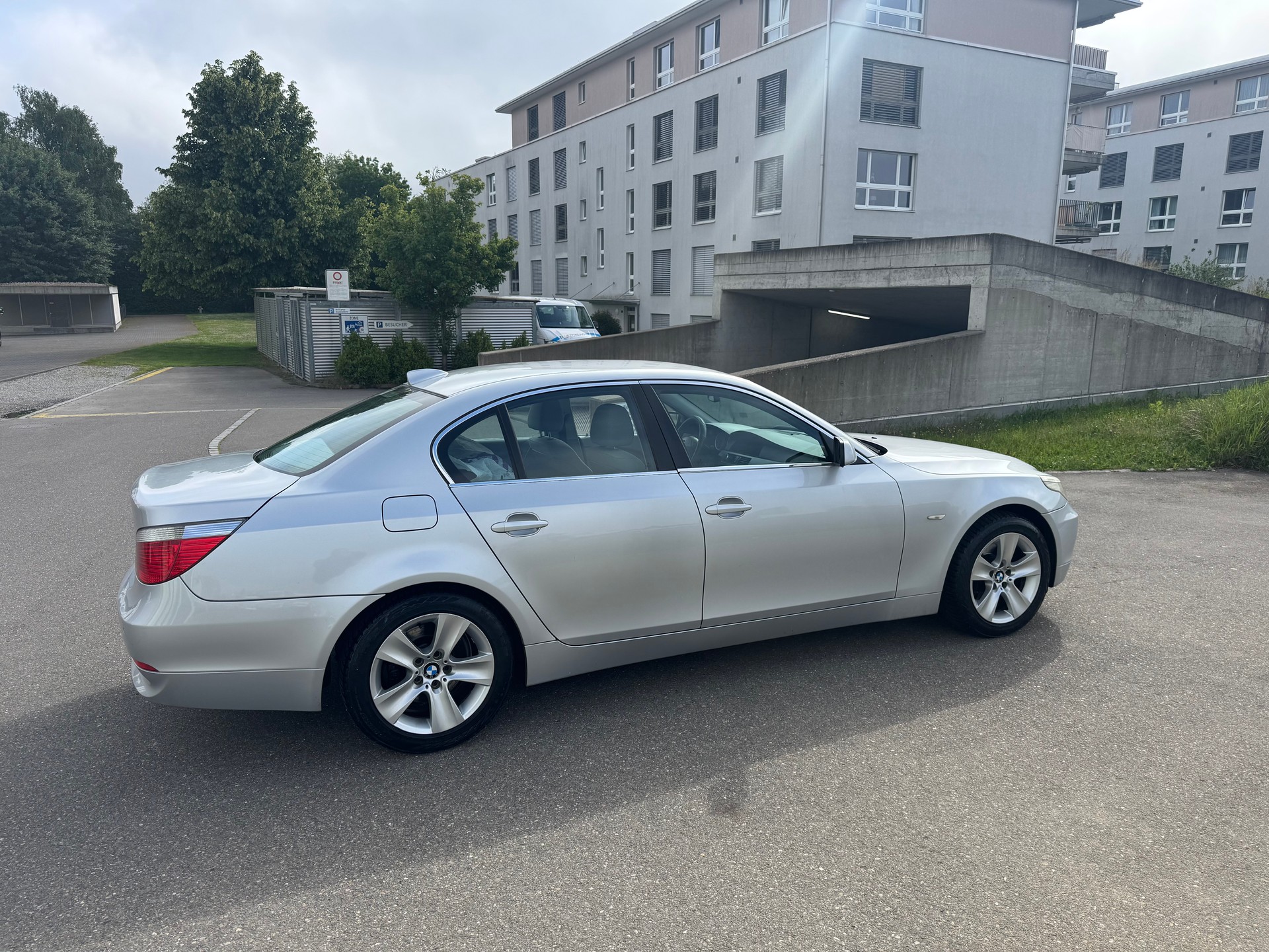 BMW 530xi-image-9