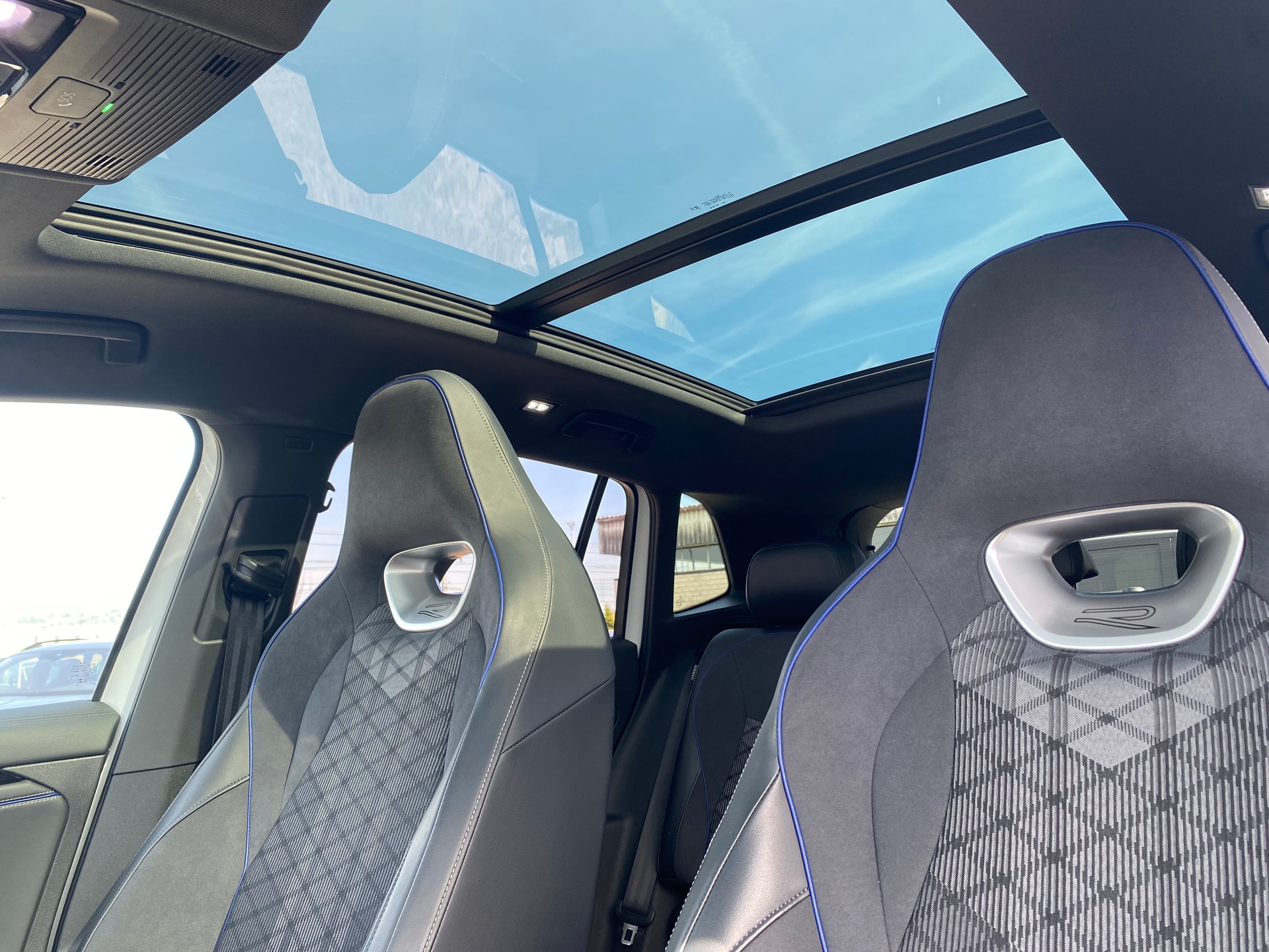 VW Tiguan 2.0 TSI 266PS DSG R-Line 4Motion **Panorama-Schiebe-Hebedach**-image-14