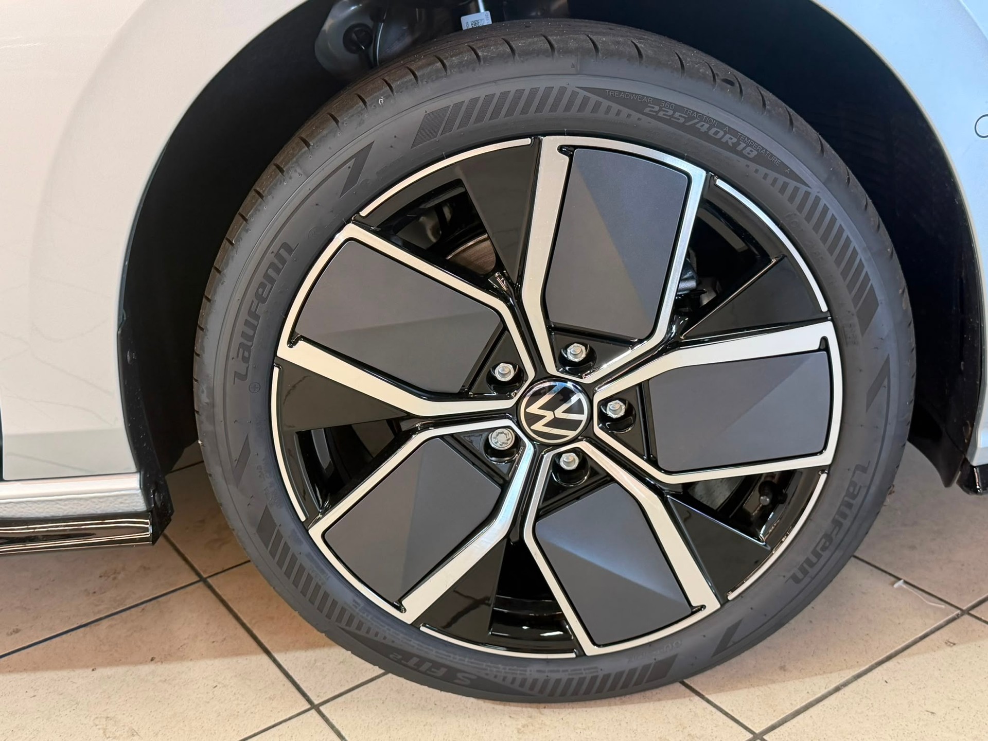 VW Golf 2.0 TSI R-Line DSG 4 Motion-image-4