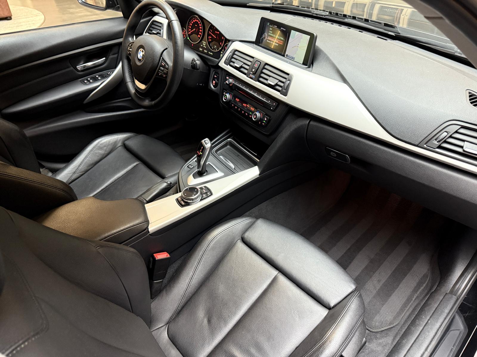 BMW 320d xDrive Touring-image-15