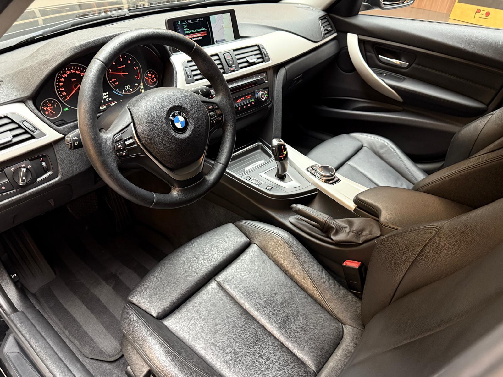 BMW 320d xDrive Touring-image-13
