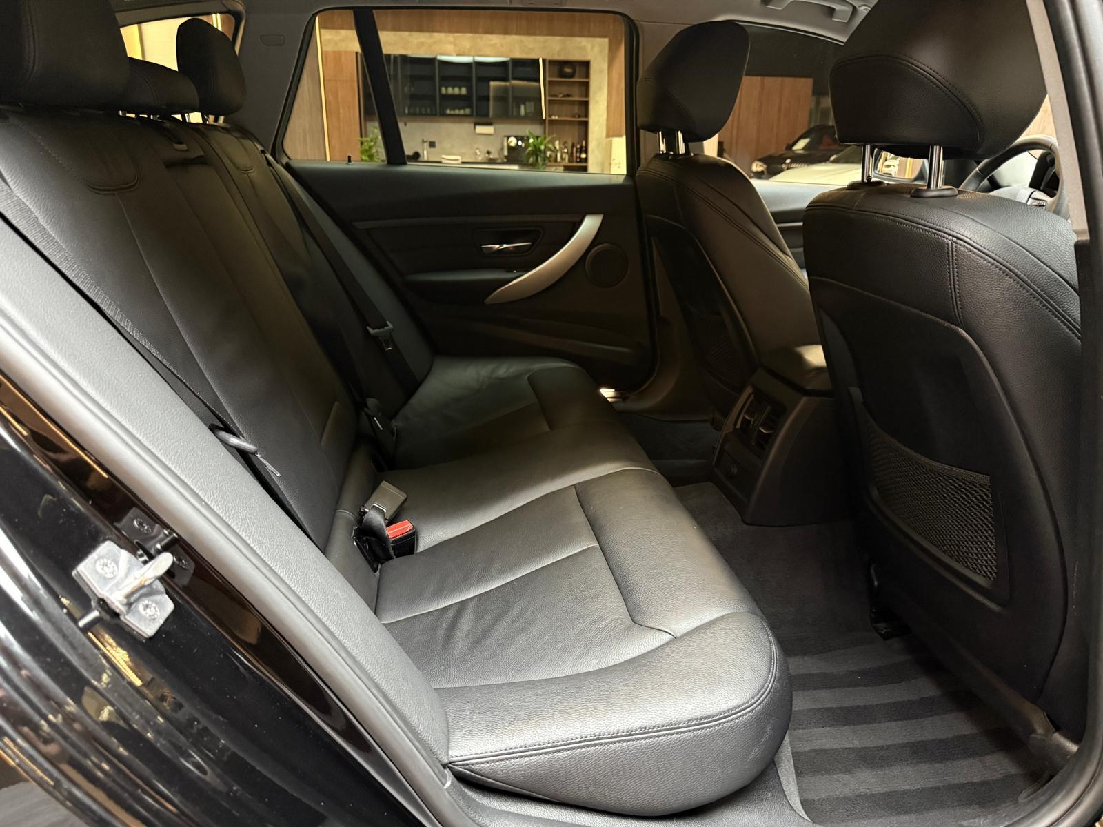 BMW 320d xDrive Touring-image-16