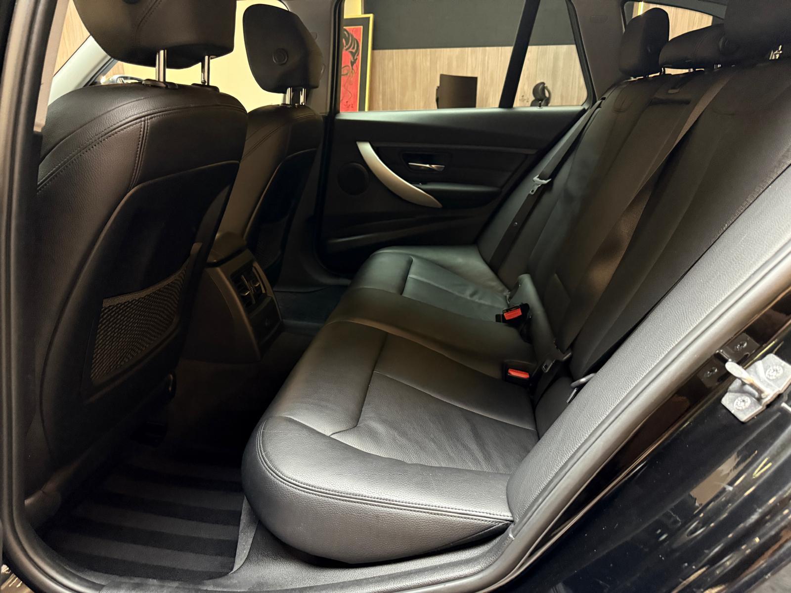 BMW 320d xDrive Touring-image-17