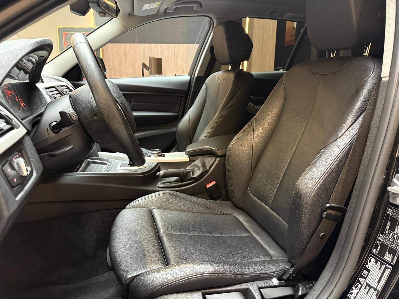 BMW 320d xDrive Touring-image-14