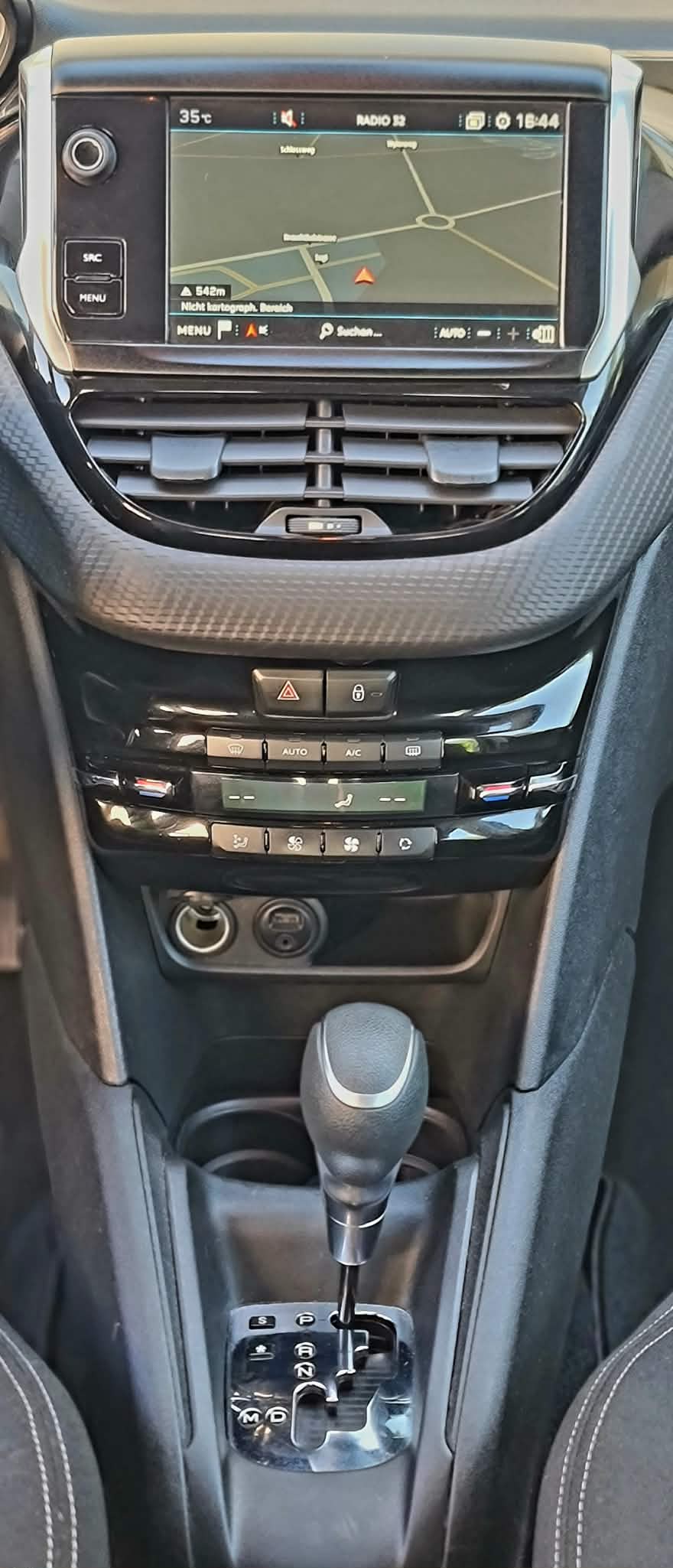 PEUGEOT 208 1.2 PureTech Style EAT6-image-11