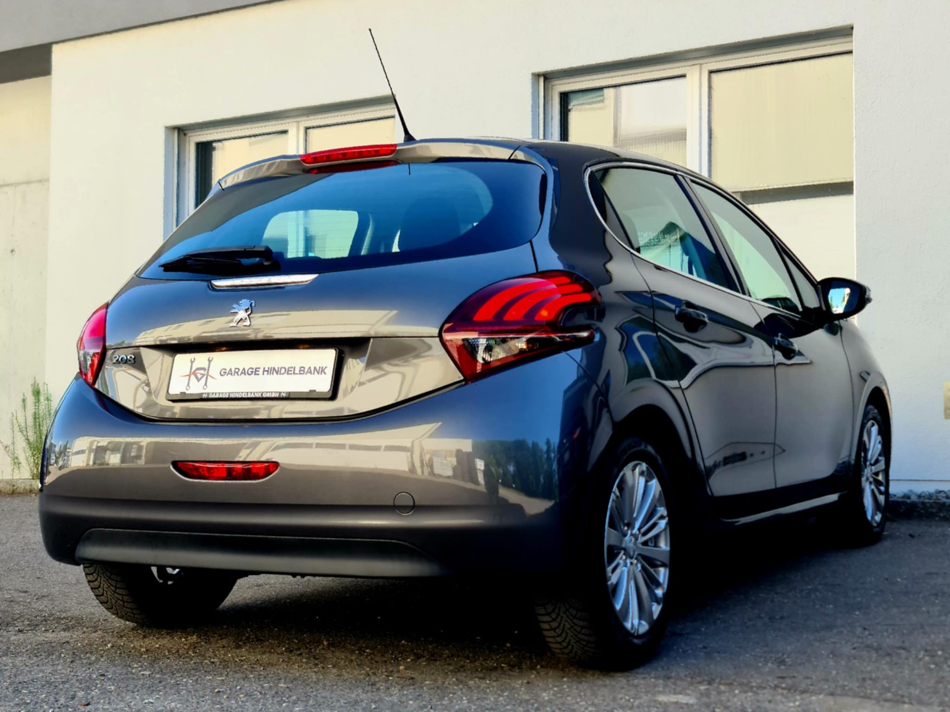 PEUGEOT 208 1.2 PureTech Style EAT6-image-6