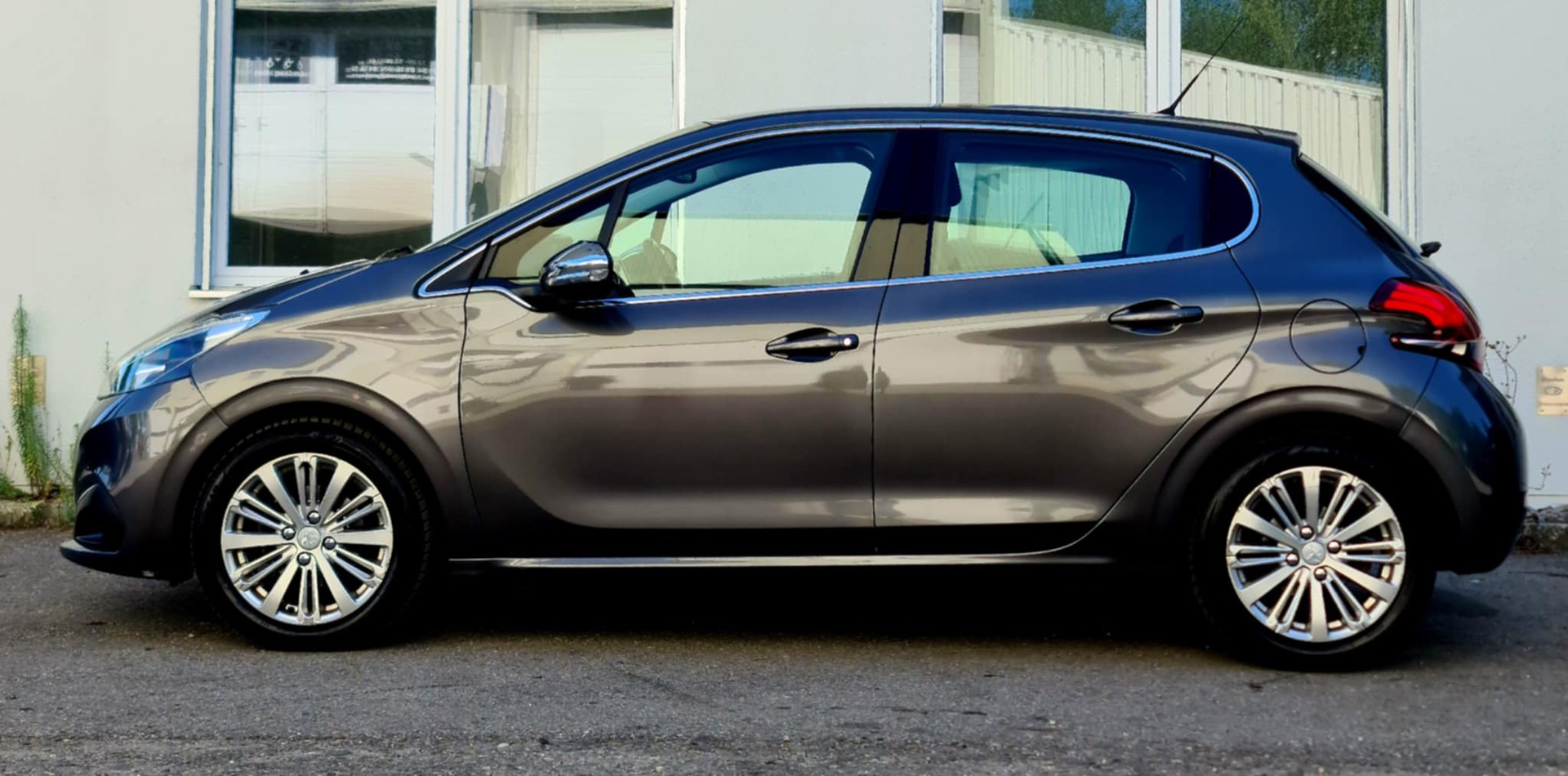 PEUGEOT 208 1.2 PureTech Style EAT6-image-4