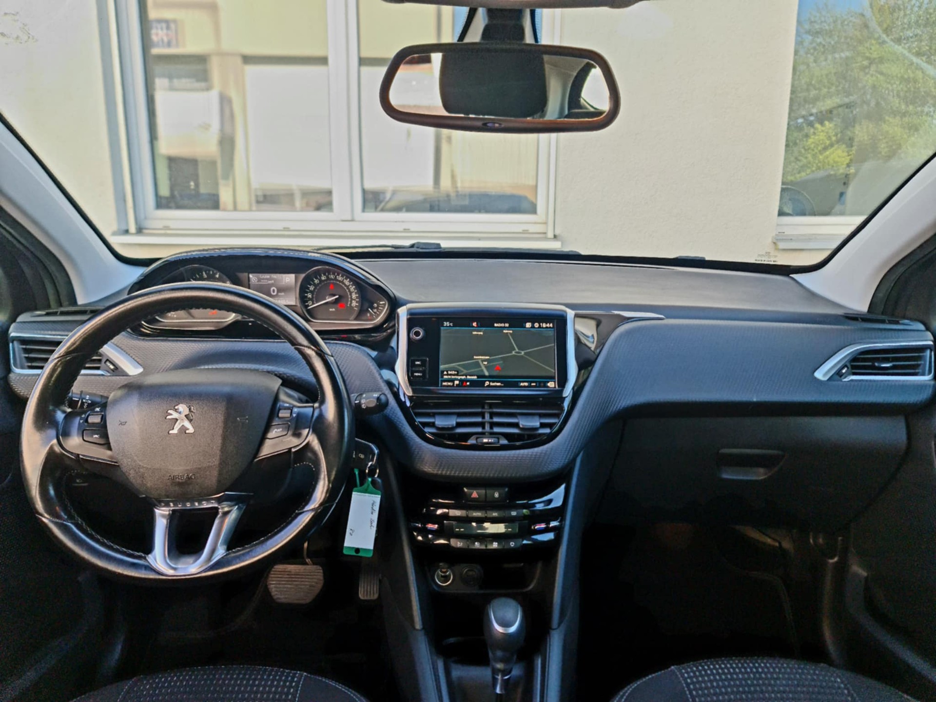 PEUGEOT 208 1.2 PureTech Style EAT6-image-10