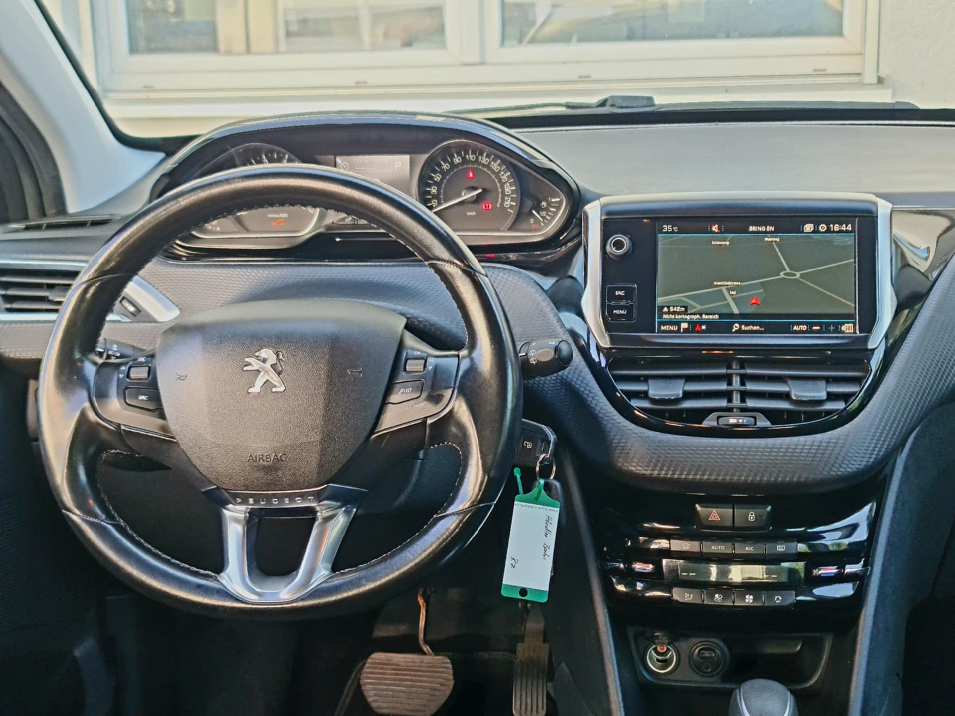 PEUGEOT 208 1.2 PureTech Style EAT6-image-12