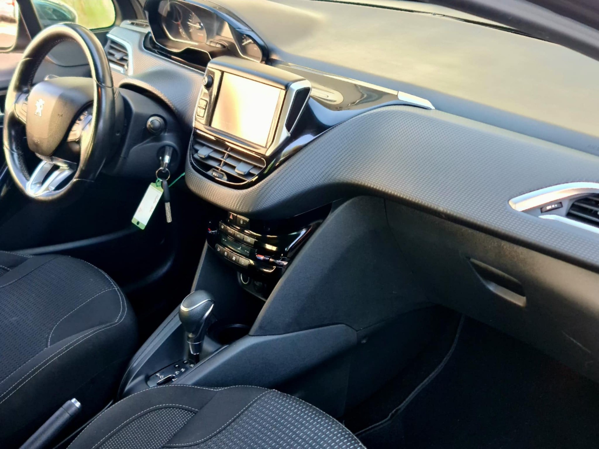 PEUGEOT 208 1.2 PureTech Style EAT6-image-14