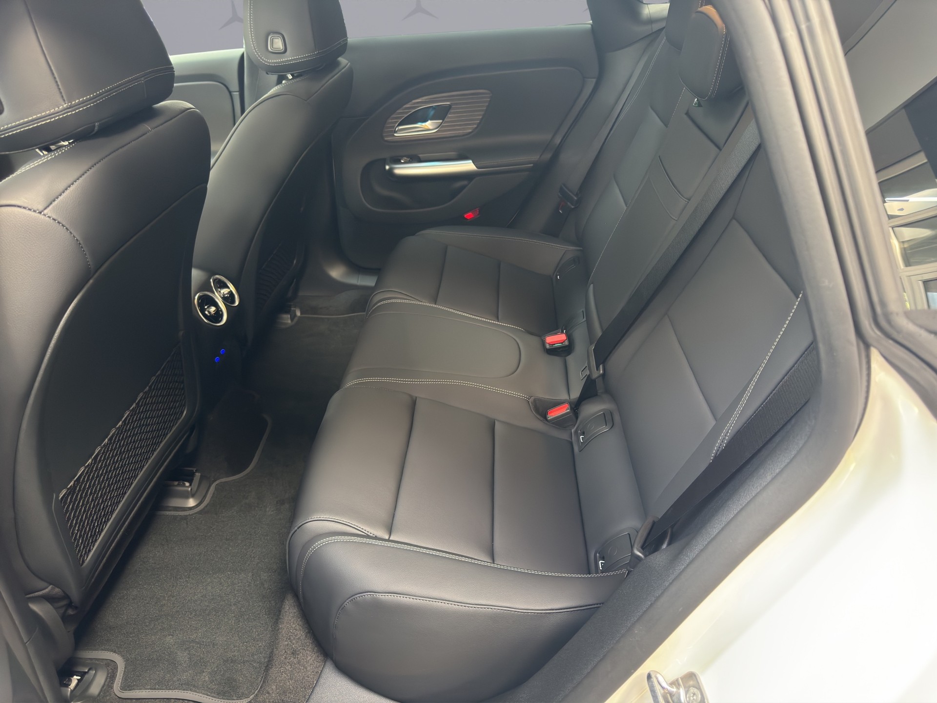 MERCEDES-BENZ CLA 350 Progressive 4matic-image-9