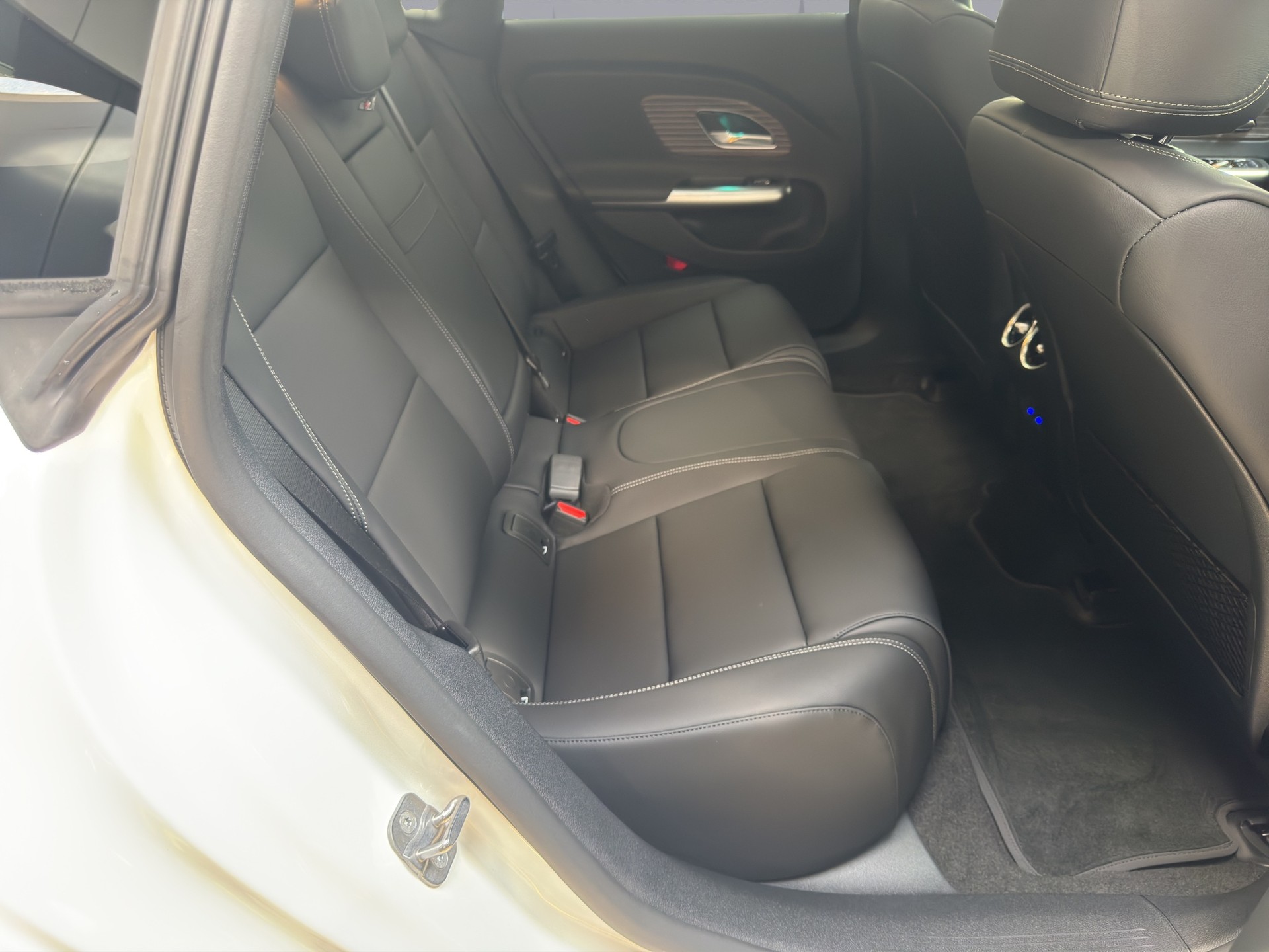 MERCEDES-BENZ CLA 350 Progressive 4matic-image-16