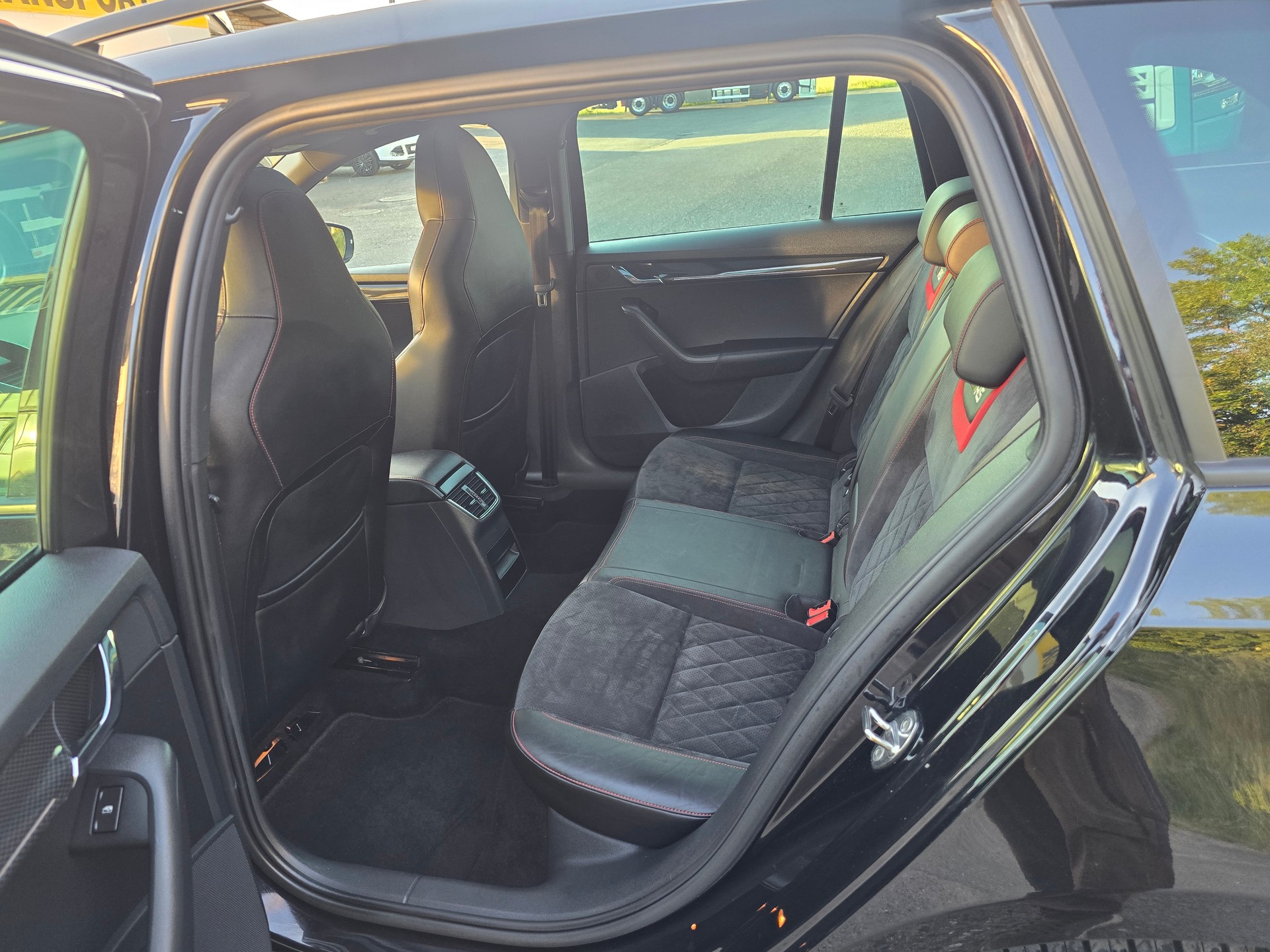 SKODA Octavia Combi 2.0 TDI RS 4x4 DSG-image-16