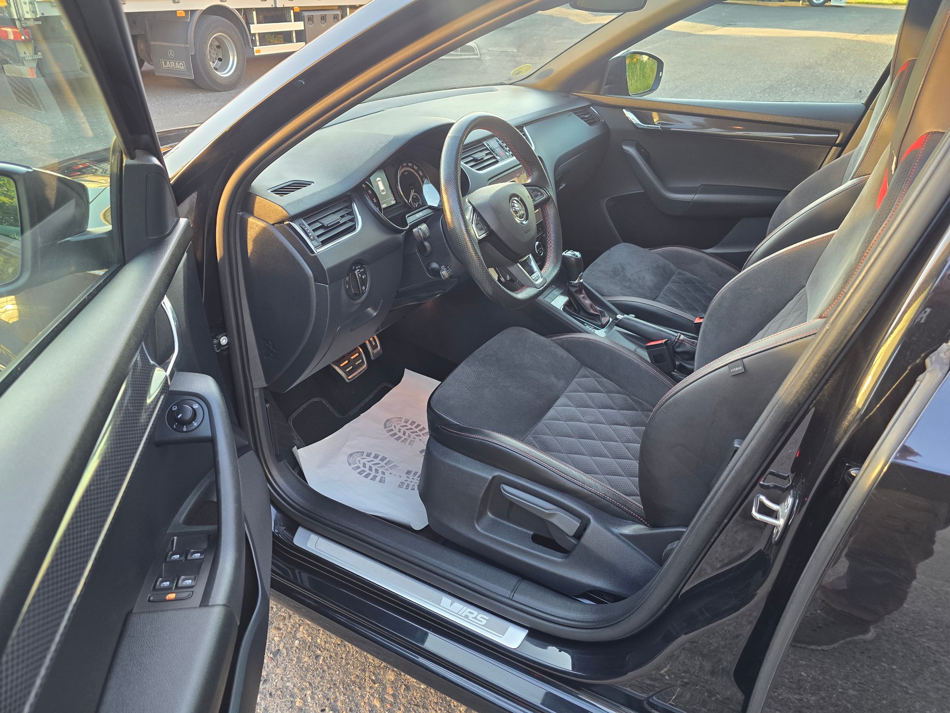SKODA Octavia Combi 2.0 TDI RS 4x4 DSG-image-13