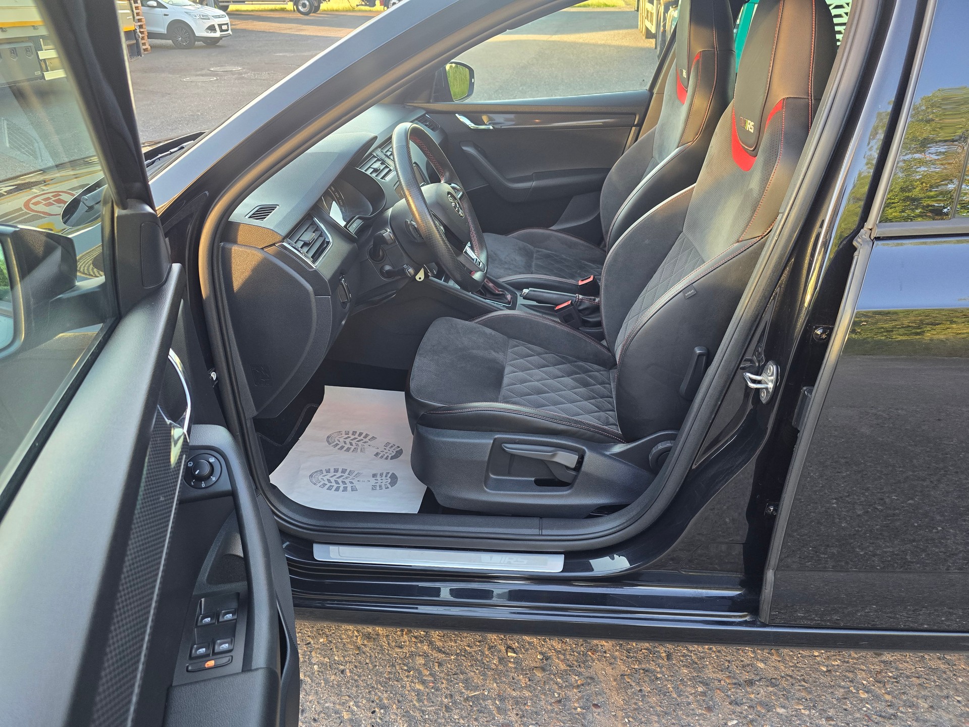 SKODA Octavia Combi 2.0 TDI RS 4x4 DSG-image-12