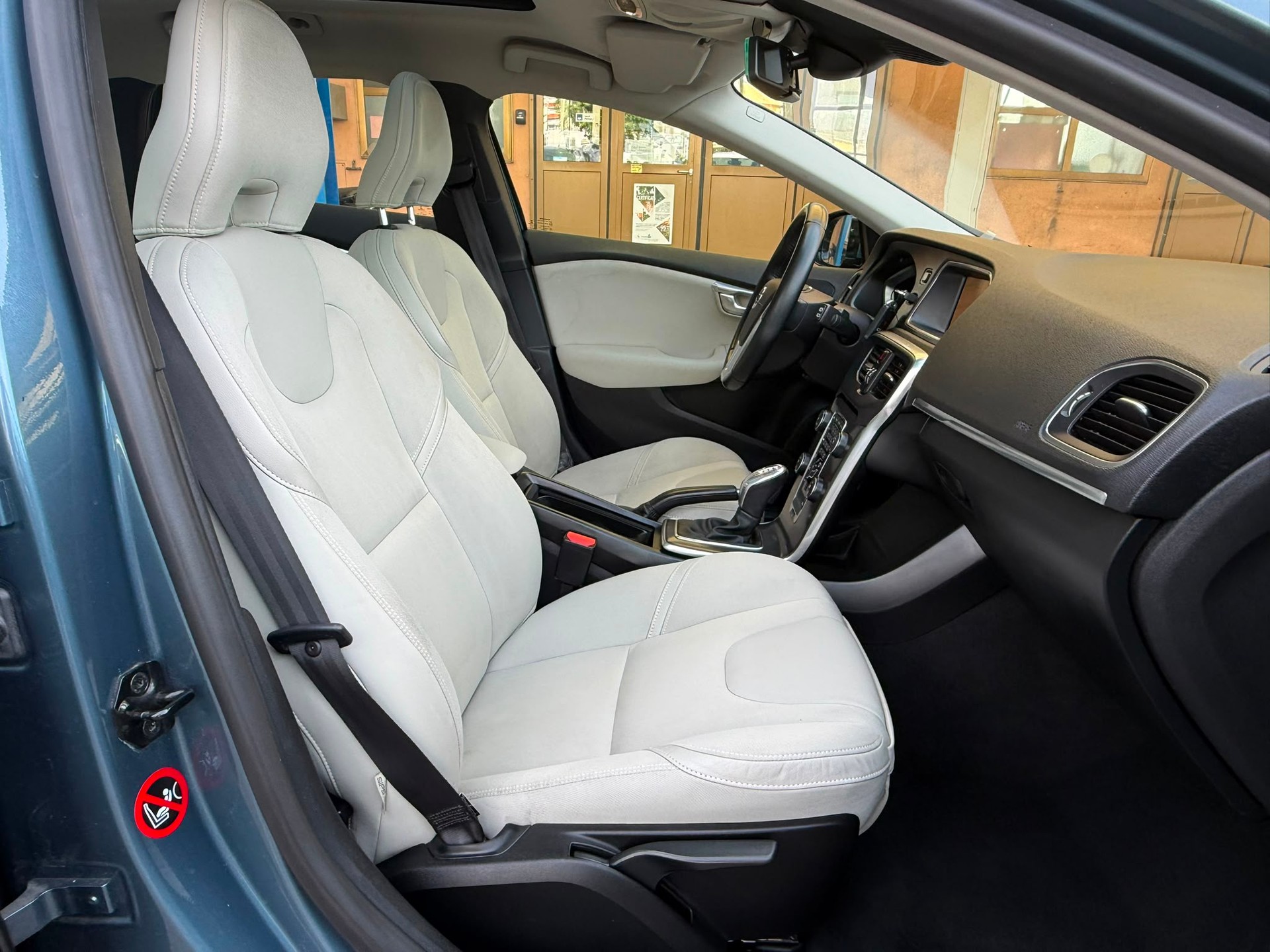 VOLVO V40 T4 Momentum Powershift-image-11