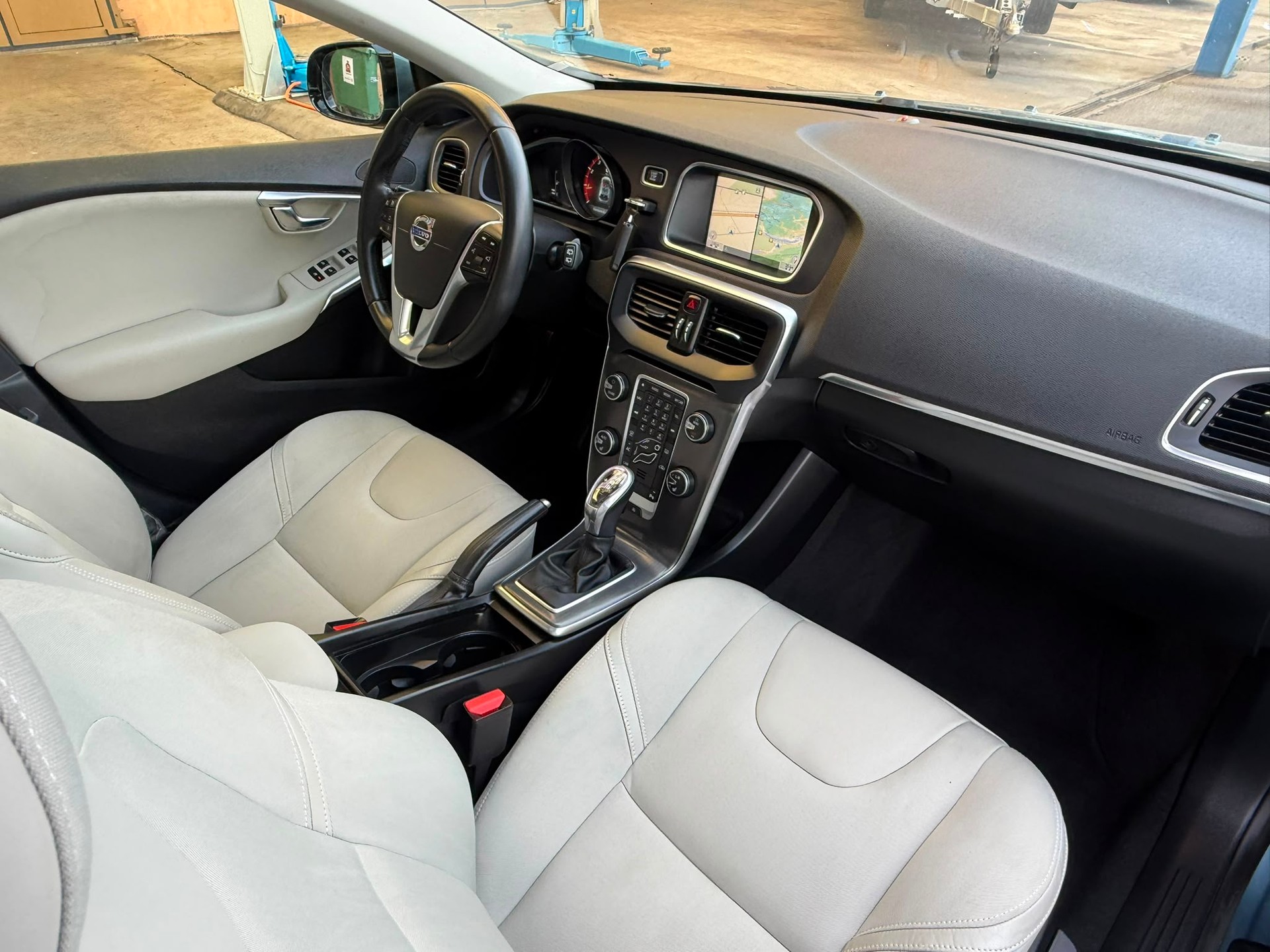 VOLVO V40 T4 Momentum Powershift-image-12