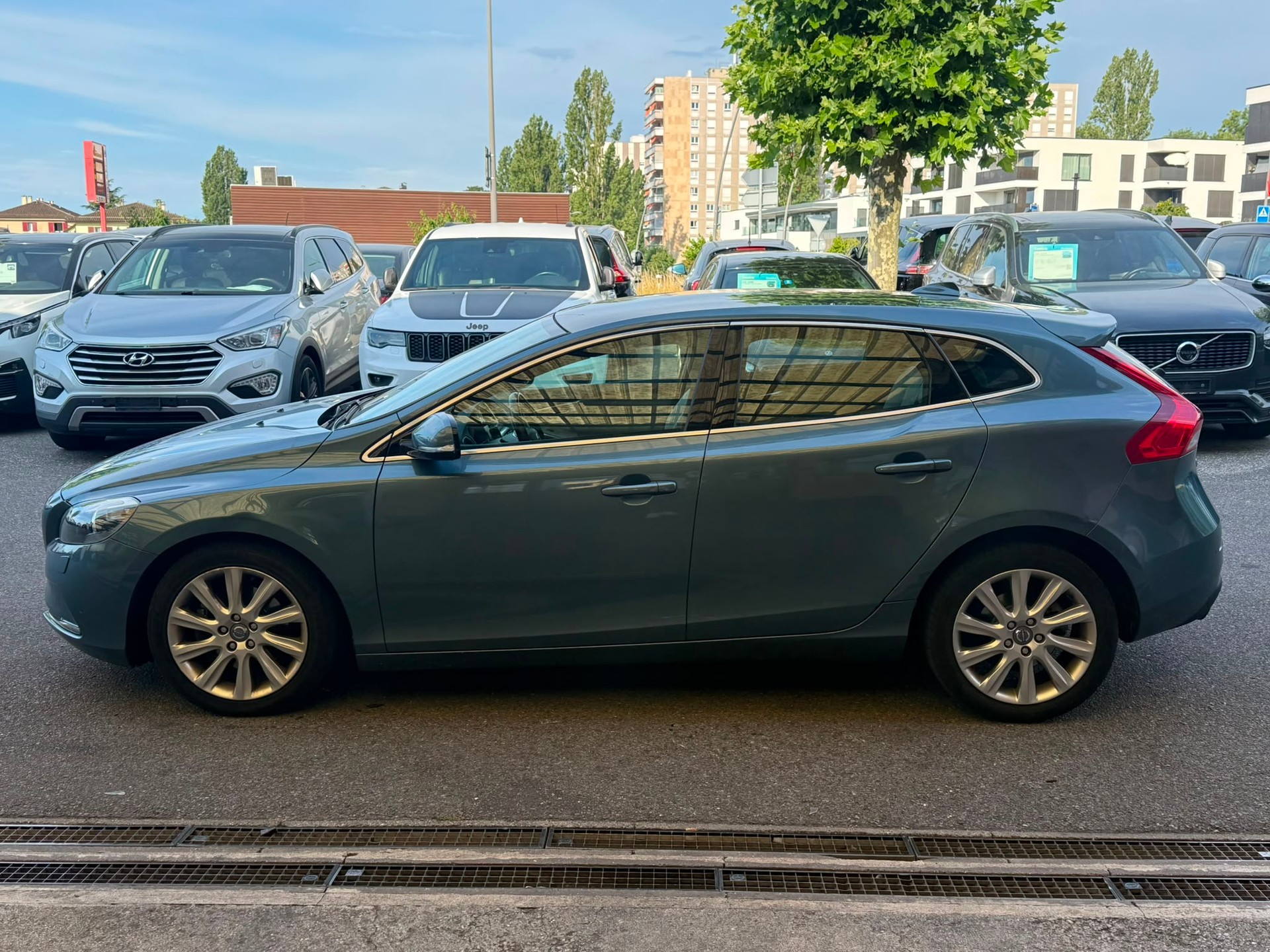 VOLVO V40 T4 Momentum Powershift-image-2